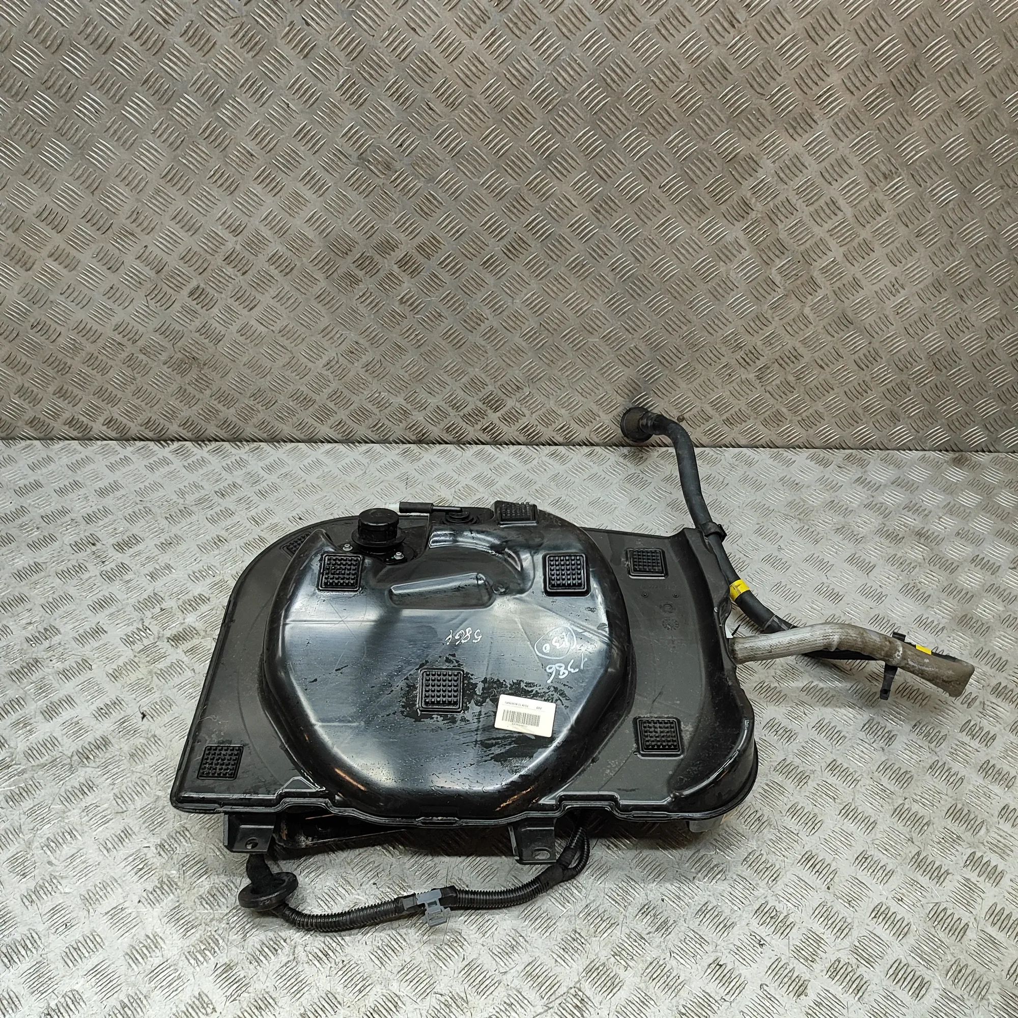 Maserati Ghibli Adblue tank 0444040006, 68231288AG, 670105281 AdBlue Tank M...