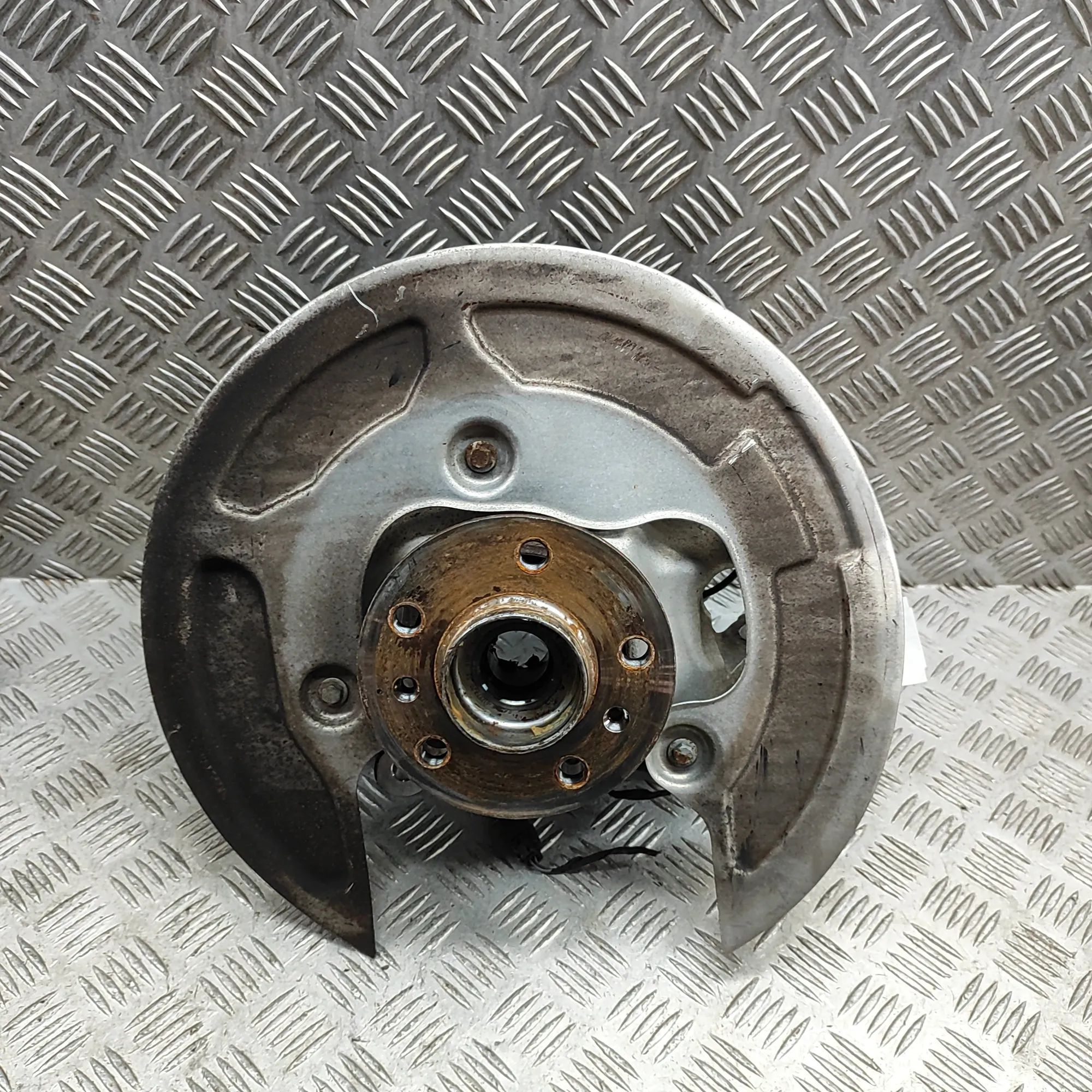 BMW 8 (G15) Rear Right Wheel Hub 9504000 Rear Right Wheel Hub BMW 8 SERIES (Gran...