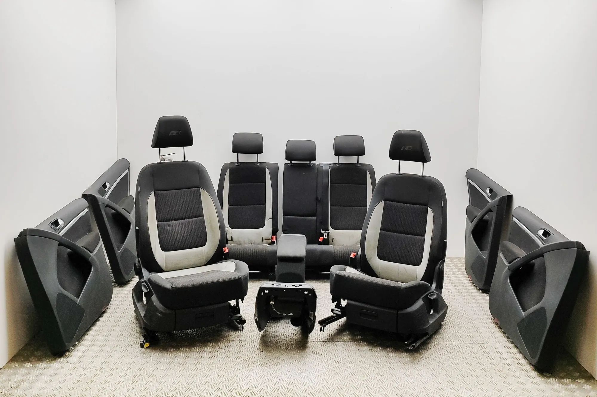 Volkswagen Tiguan Interior Seats W/ Door Cards Kit 5N0881105AB, 1K0885322H, 5N0881106AB Interior S...