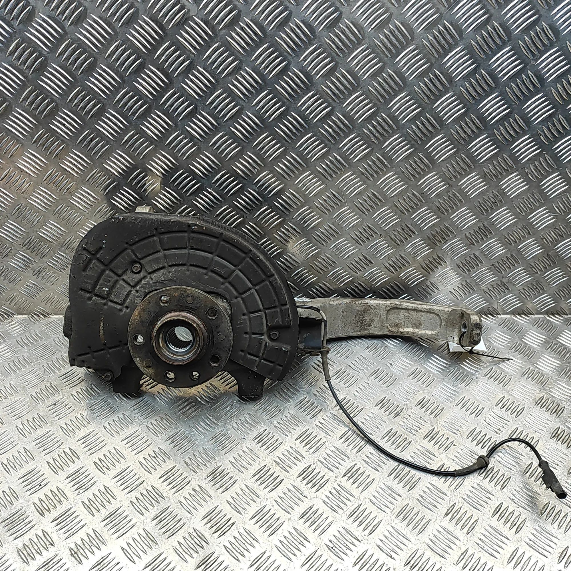 Maserati Levante Front Right Wheel Hub 670102315, 670034831 Front Right Wheel Hub MASE...