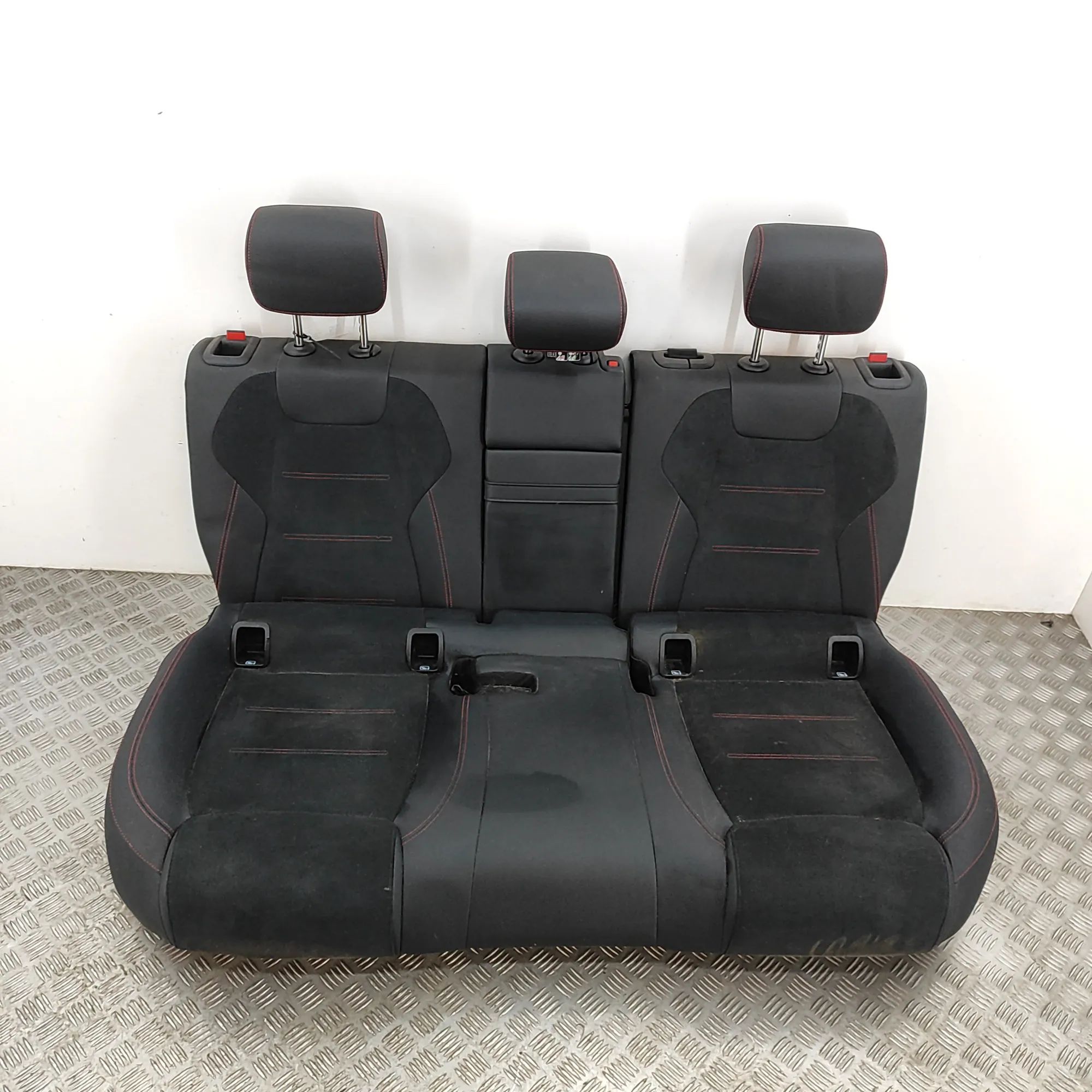 Mercedes-Benz GLA / EQA (H247) Takapenkki A2439201500, A2479203206, A2479203106, A2439201...