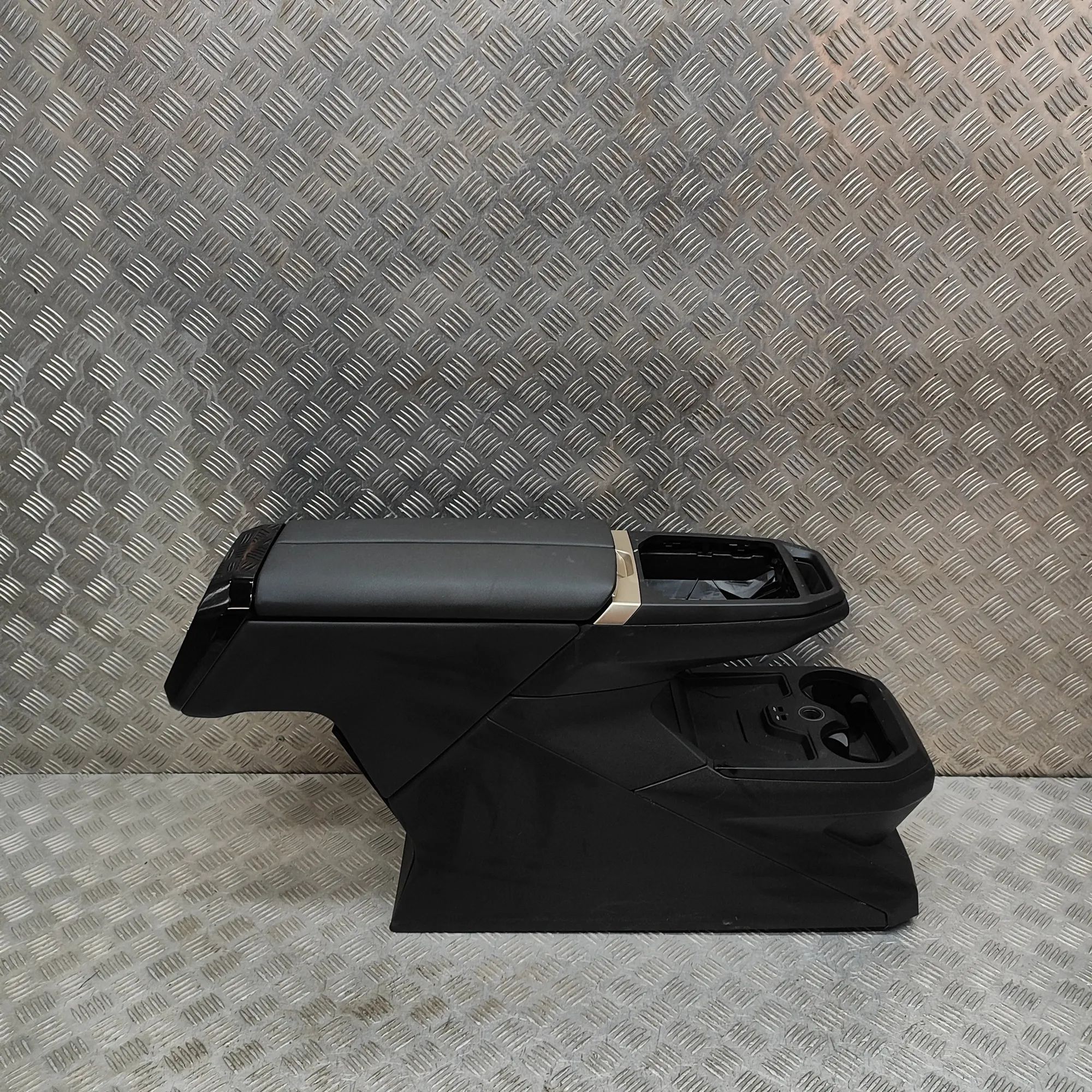 BMW iX (I20) center console 5A38971 Center Console BMW IX (I20) (2021-...)
...