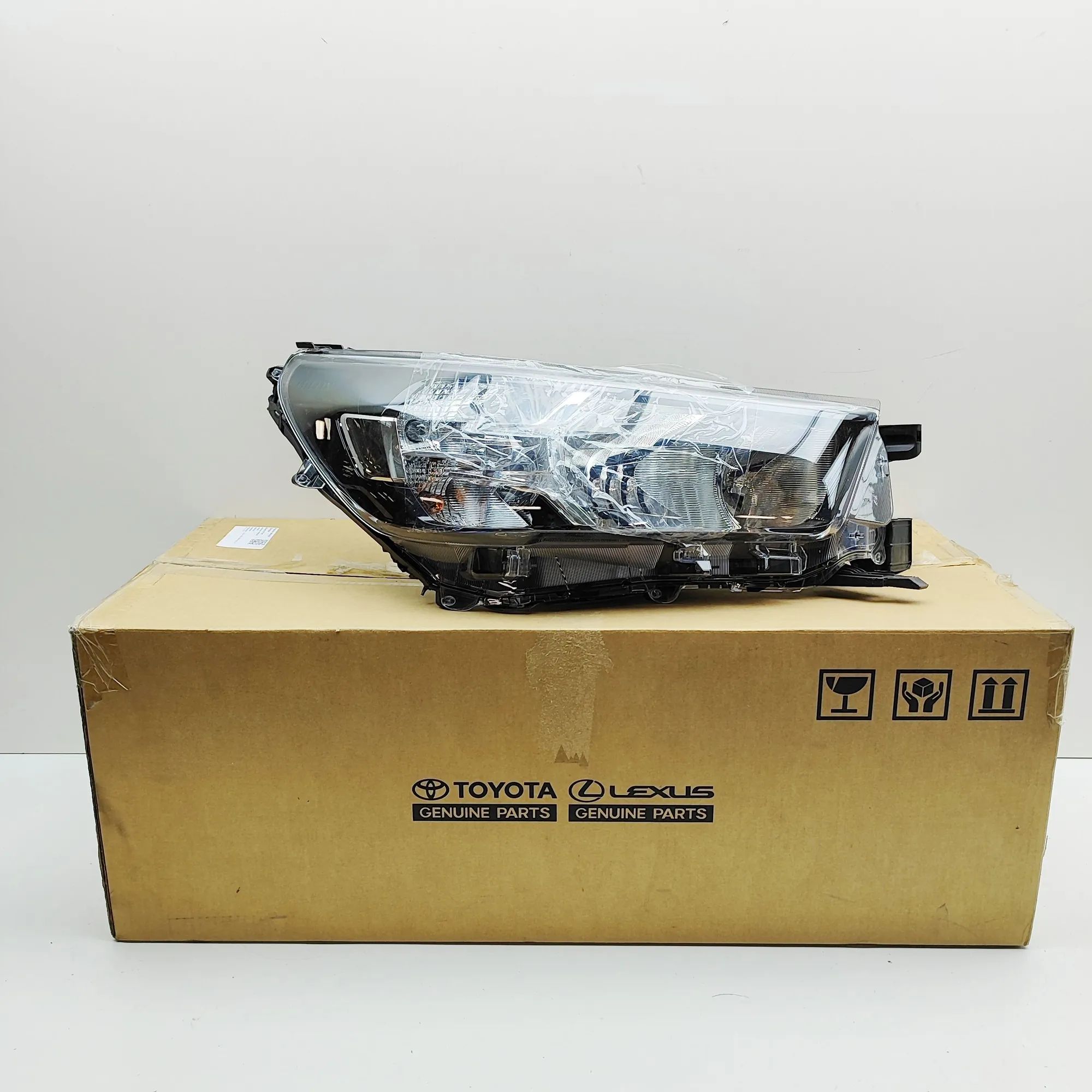 Toyota Hilux Front Right Headlight 81110-0KK80 Front Right Headlight TOYOTA HILUX ...