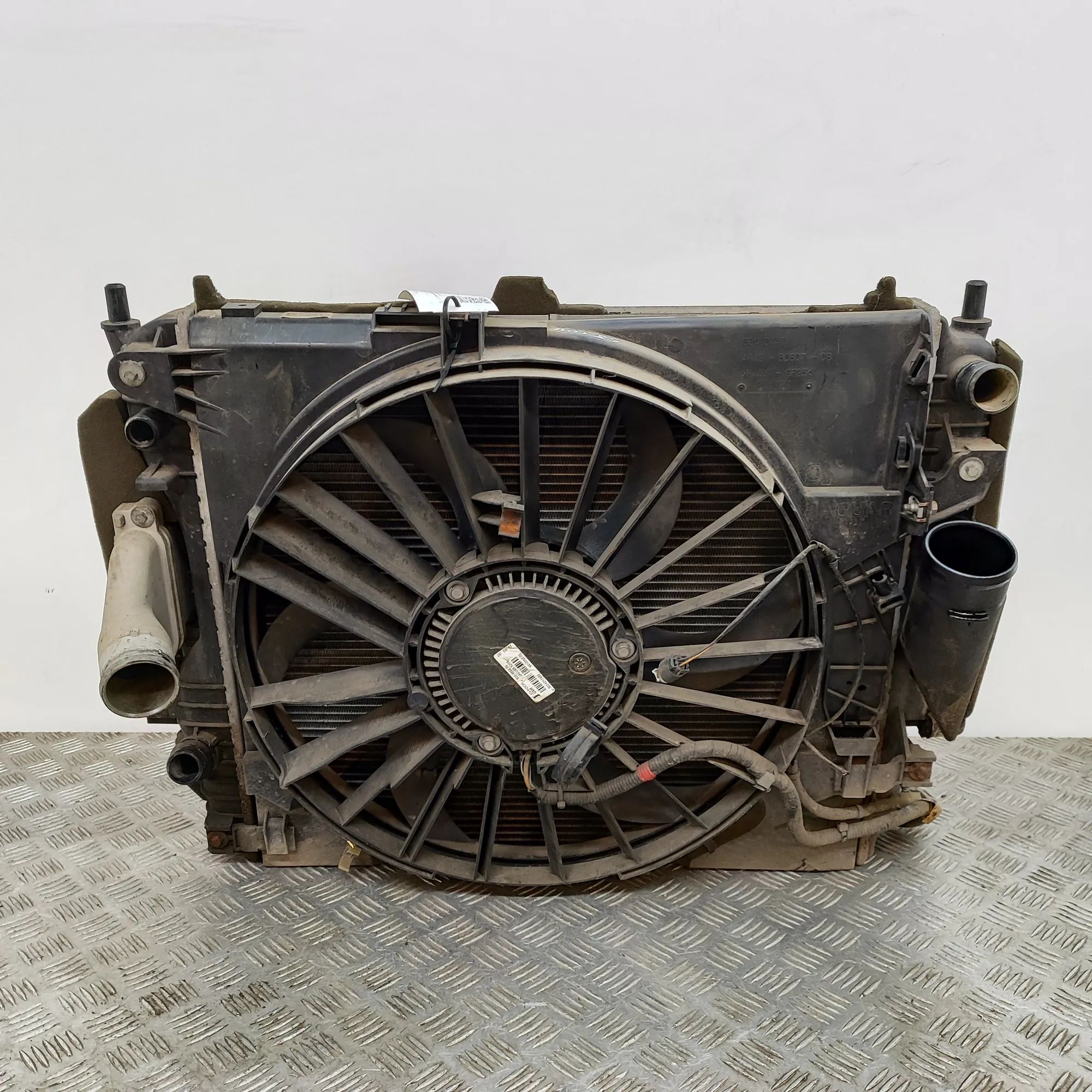 Jaguar XJ Cooling Radiator Pack C2C30458, 5W93-9L440-AB, XR856379, 6W93-19E839-...