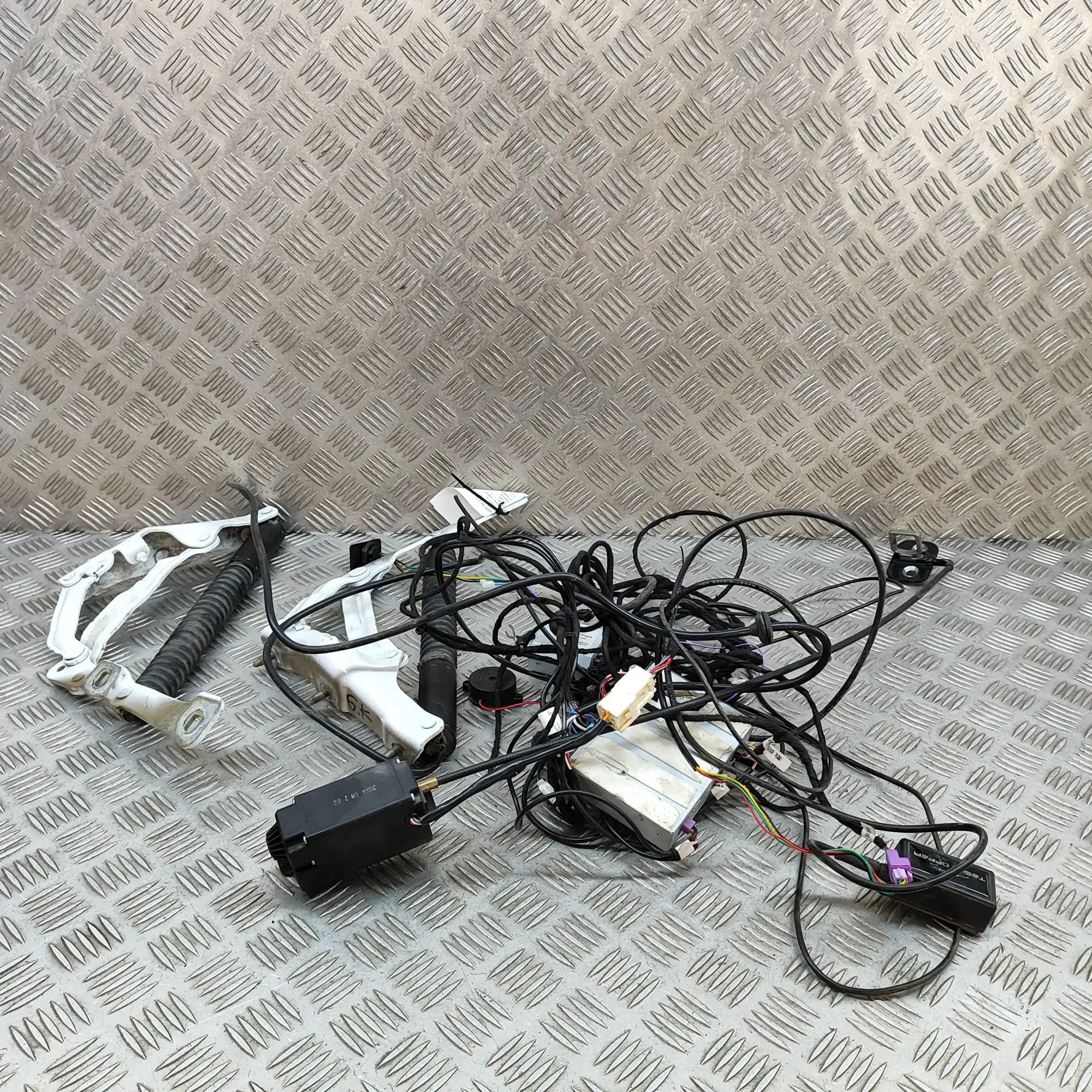 Tesla Model 3 Tailgate Bootlid Control Unit Tailgate Bootlid Control Unit TESLA MODEL 3 (20...