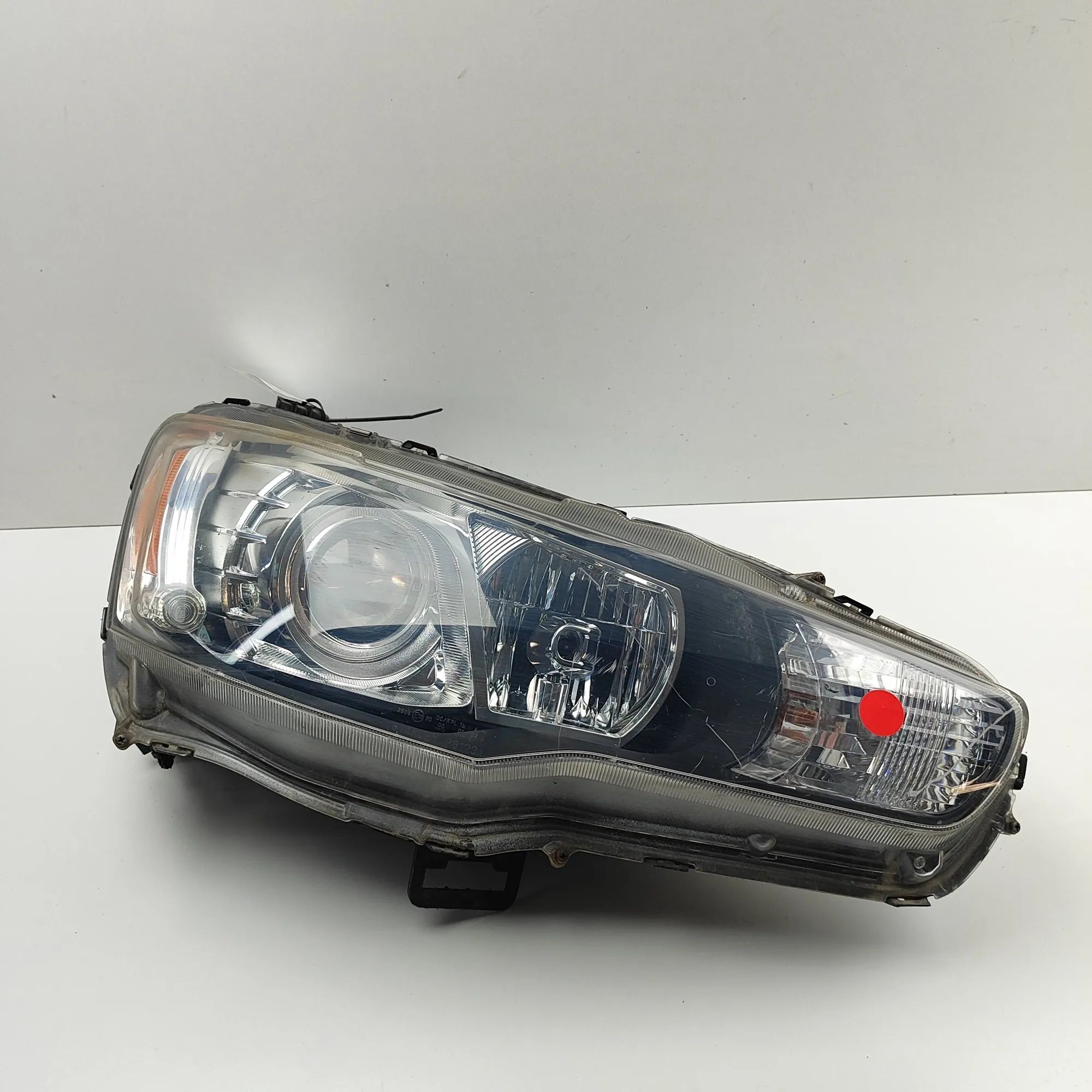 Mitsubishi Lancer Front Right Headlight 8301B408 Front Right Headlight MITSUBISHI LANCE...