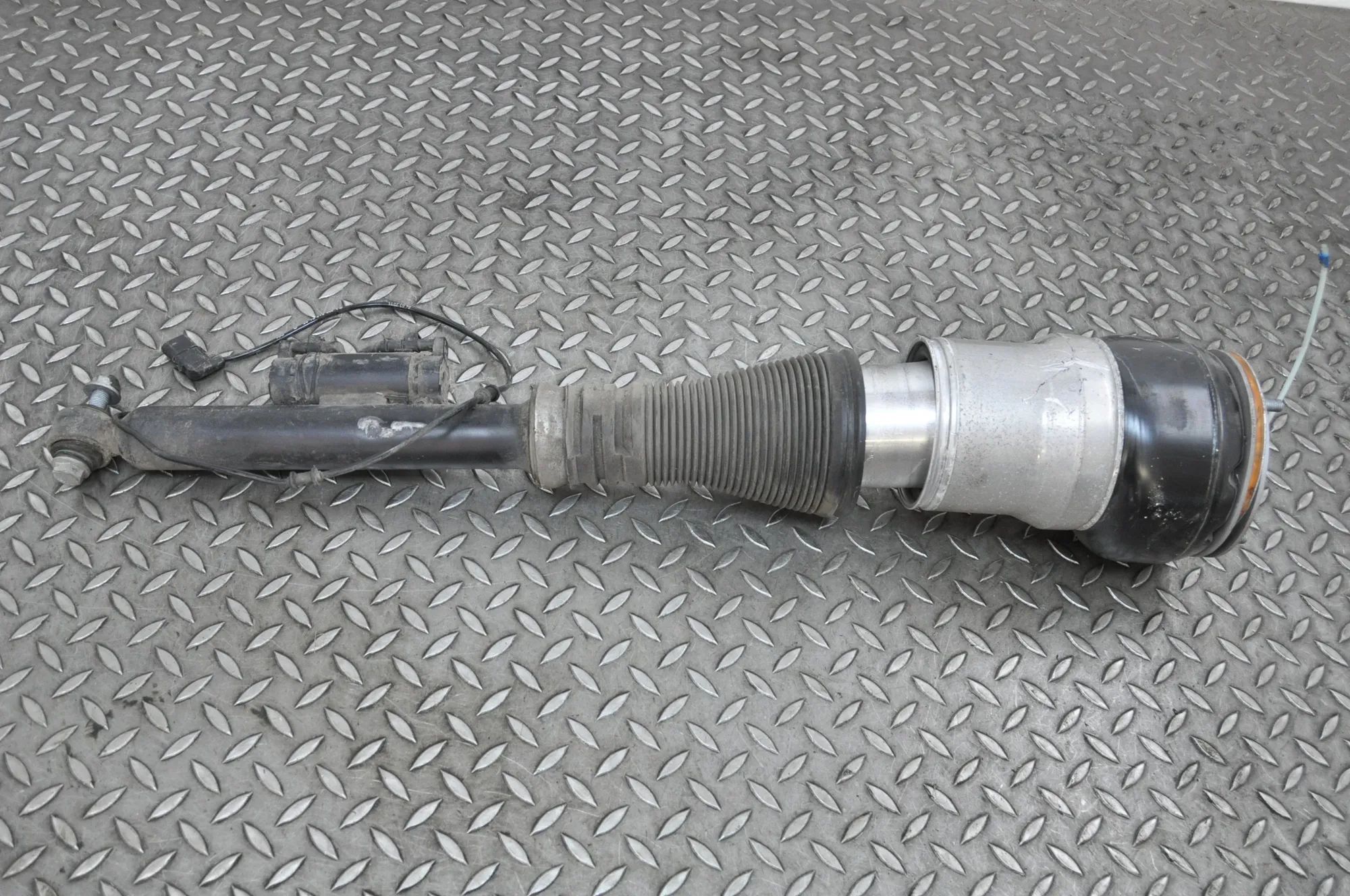 Mercedes-Benz S Coupe (C217) Rear Left Air Shock Absorber A2223250019 Rear Left Air Shock Absorber MERCED...