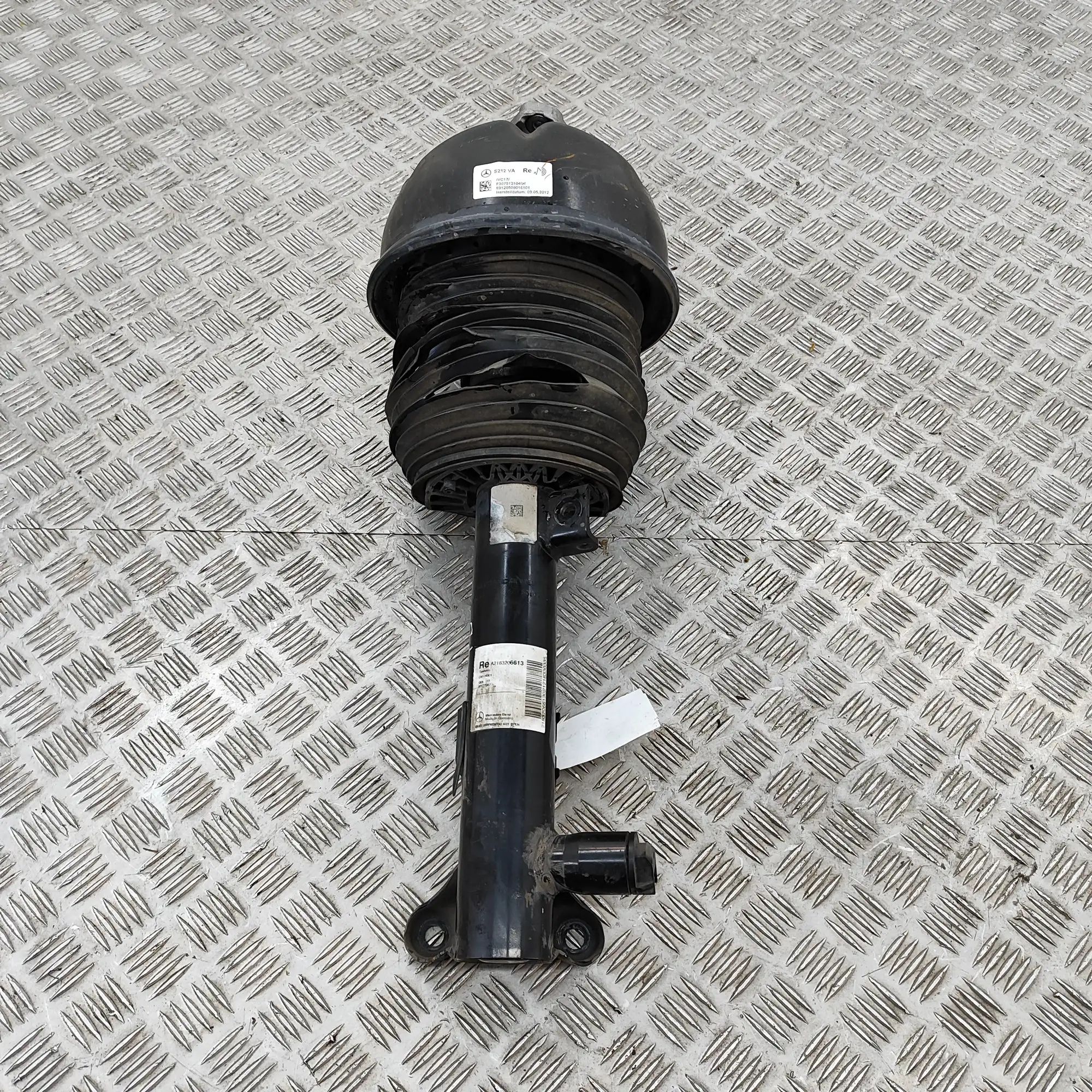 Mercedes-Benz CLS (C218) Front Right Air Shock Absorber R307513109, A2183206613 Front Right Air Shock A...