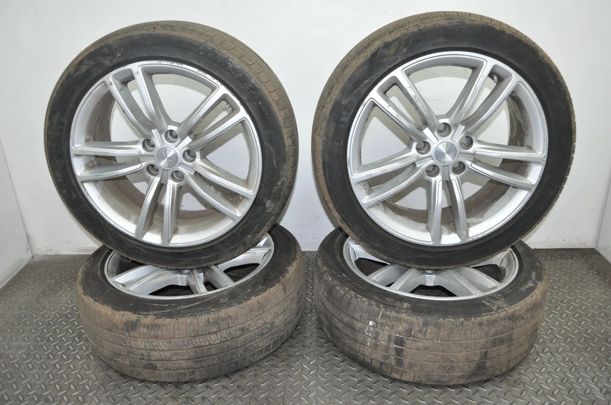 Tesla Model S Alloy Wheel Set 8JX18 Alloy Wheel Set TESLA MODEL S (2012-...)
...