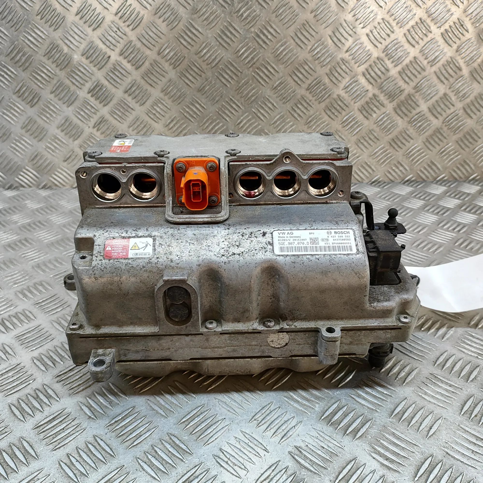 Volkswagen Golf 7 Voolukonverter 12v-230v 0437508582, 5QE907070D Inverter VW GOLF (VII 5G...