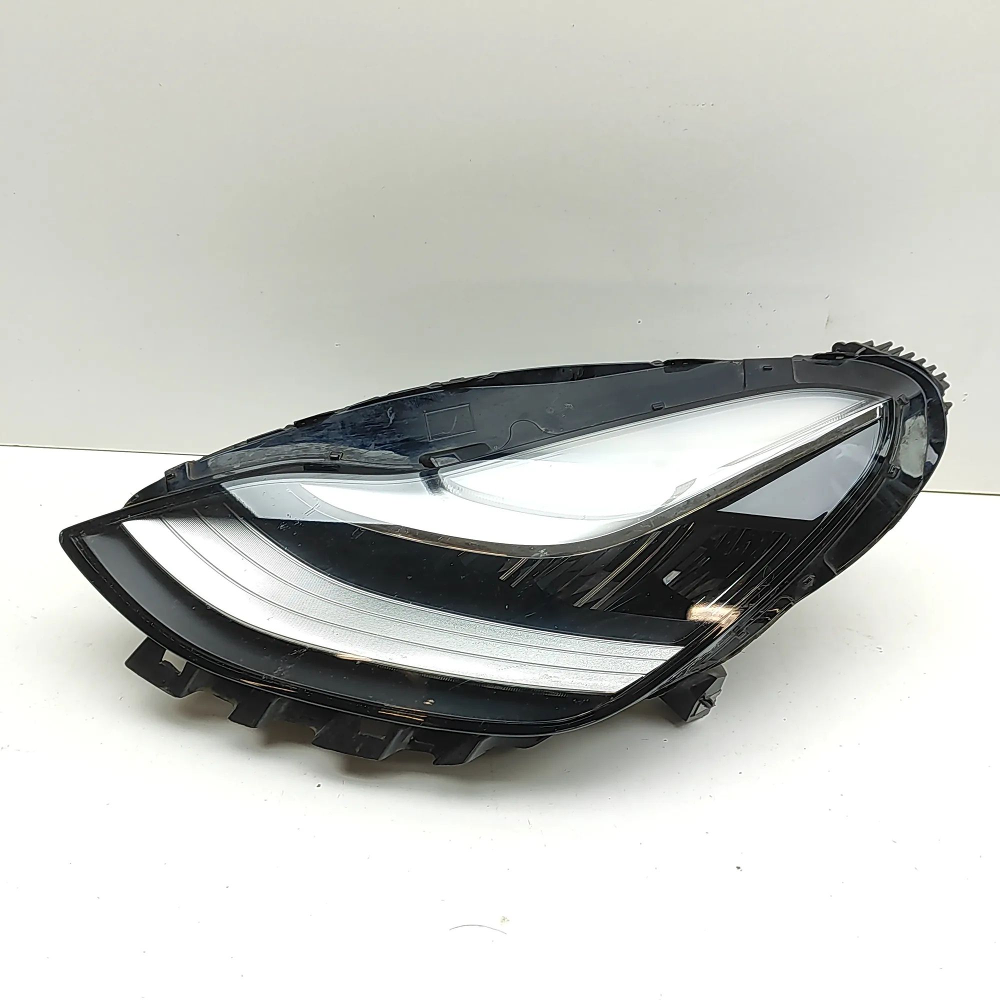 Tesla Model 3 Front Left Headlight 1110796-00-D, 1077379-00-B Front Left Headlight...