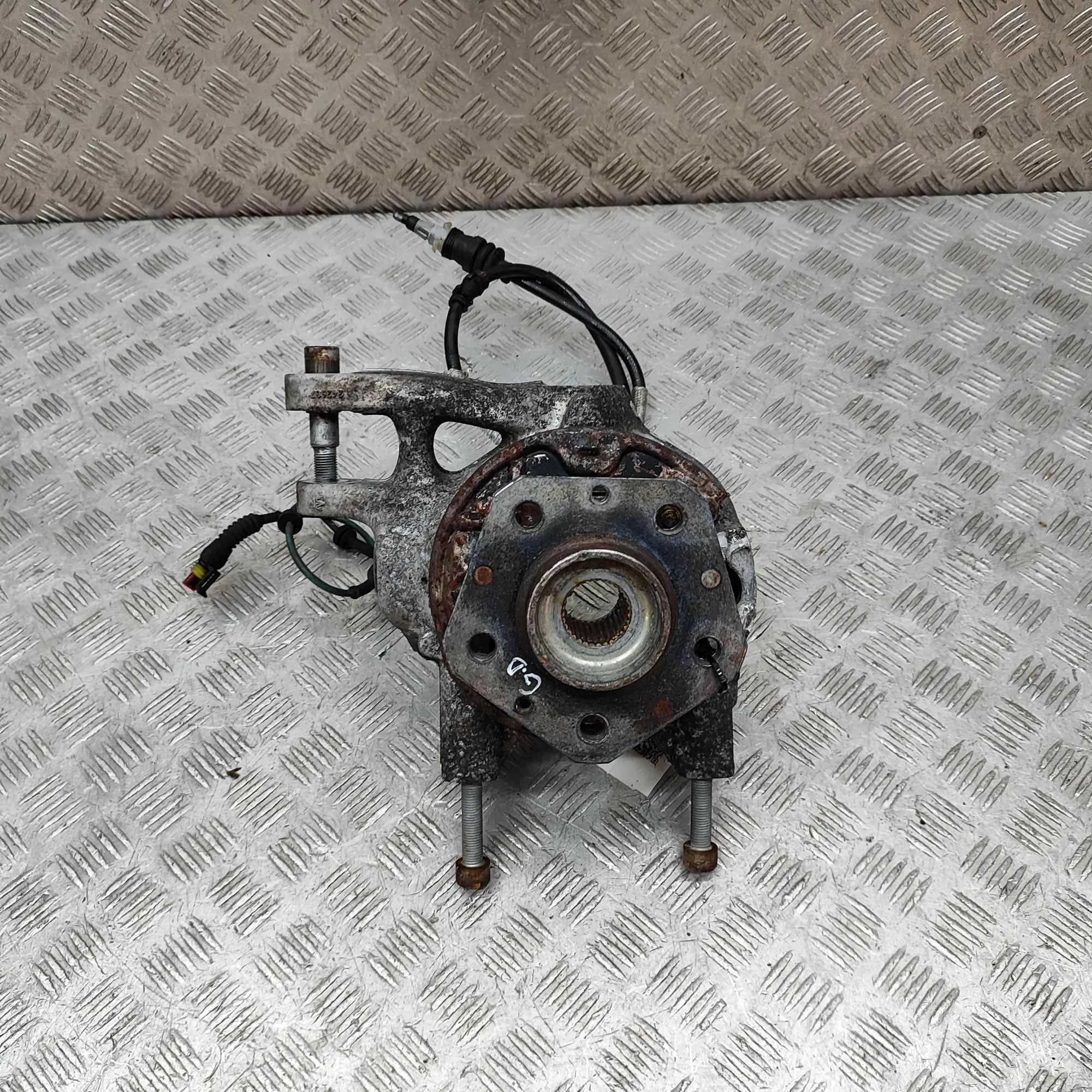 Maserati GranTurismo / GranCabrio Rear Right Wheel Hub 980139916 Rear Right Wheel Hub MASERATI GRAN (T...