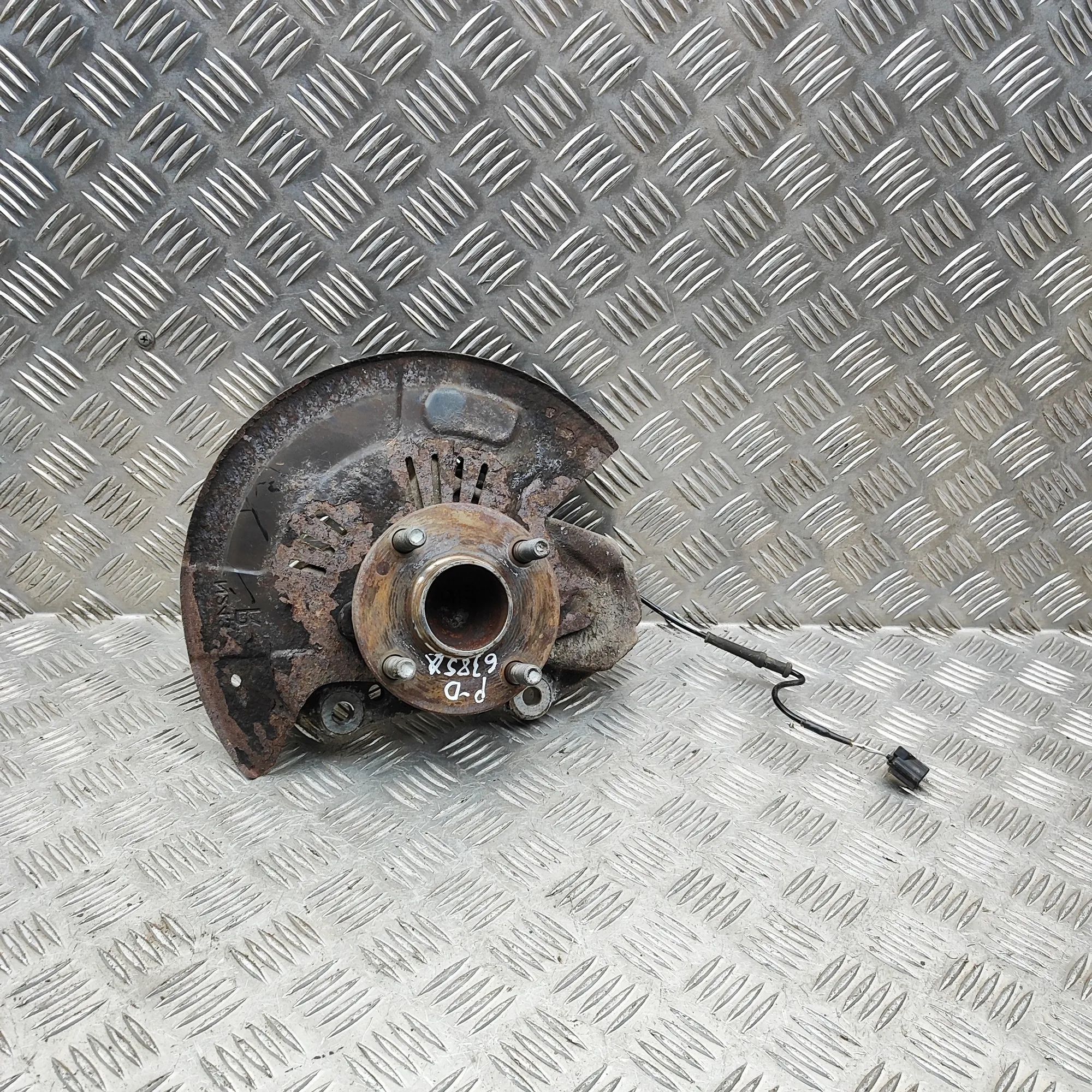 Mazda MX-5 Front Right Wheel Hub N24333020, N2433304X Front Right Wheel Hub MAZD...