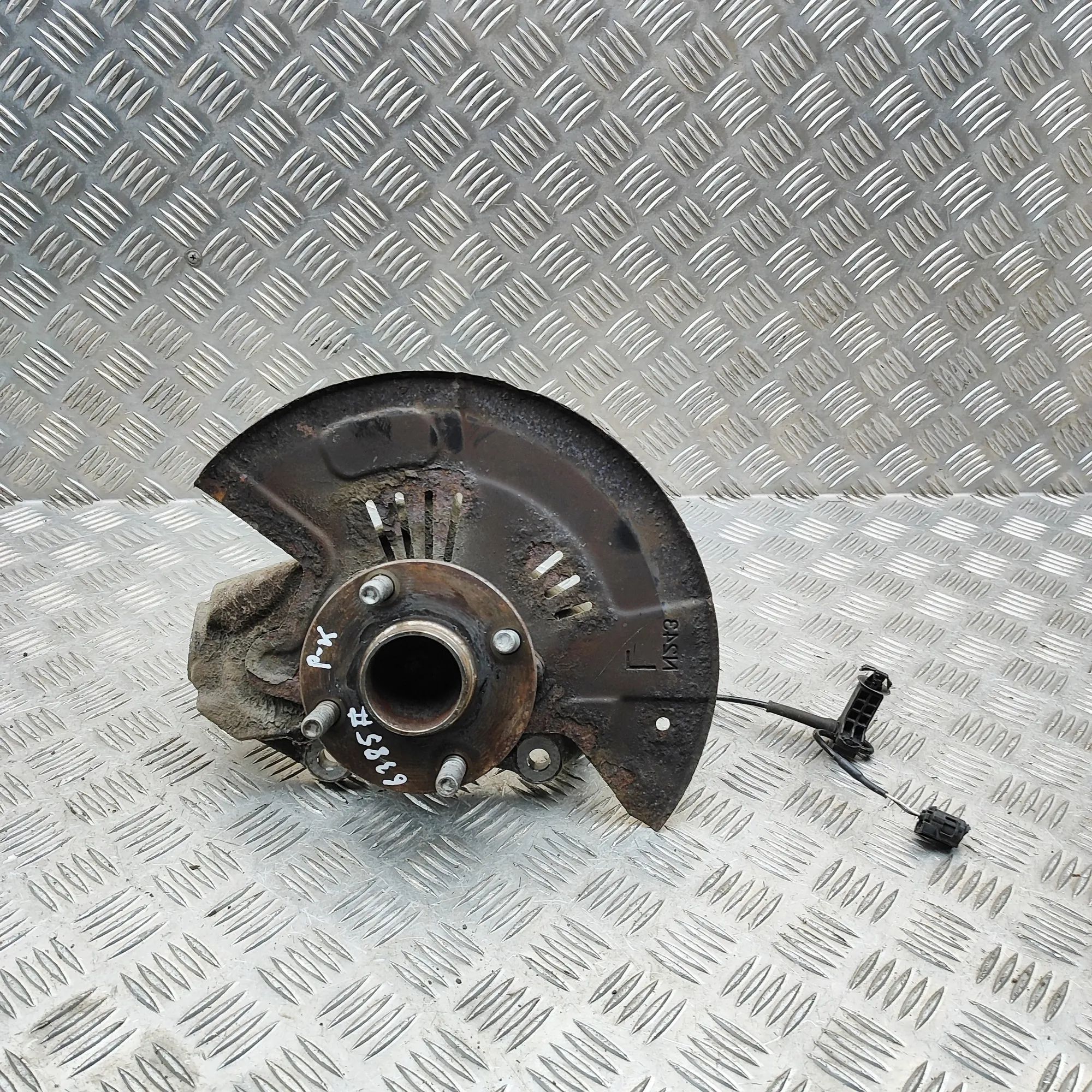 Mazda MX-5 Front Left Wheel Hub N24333030, N2433304X Front Left Wheel Hub MAZDA...