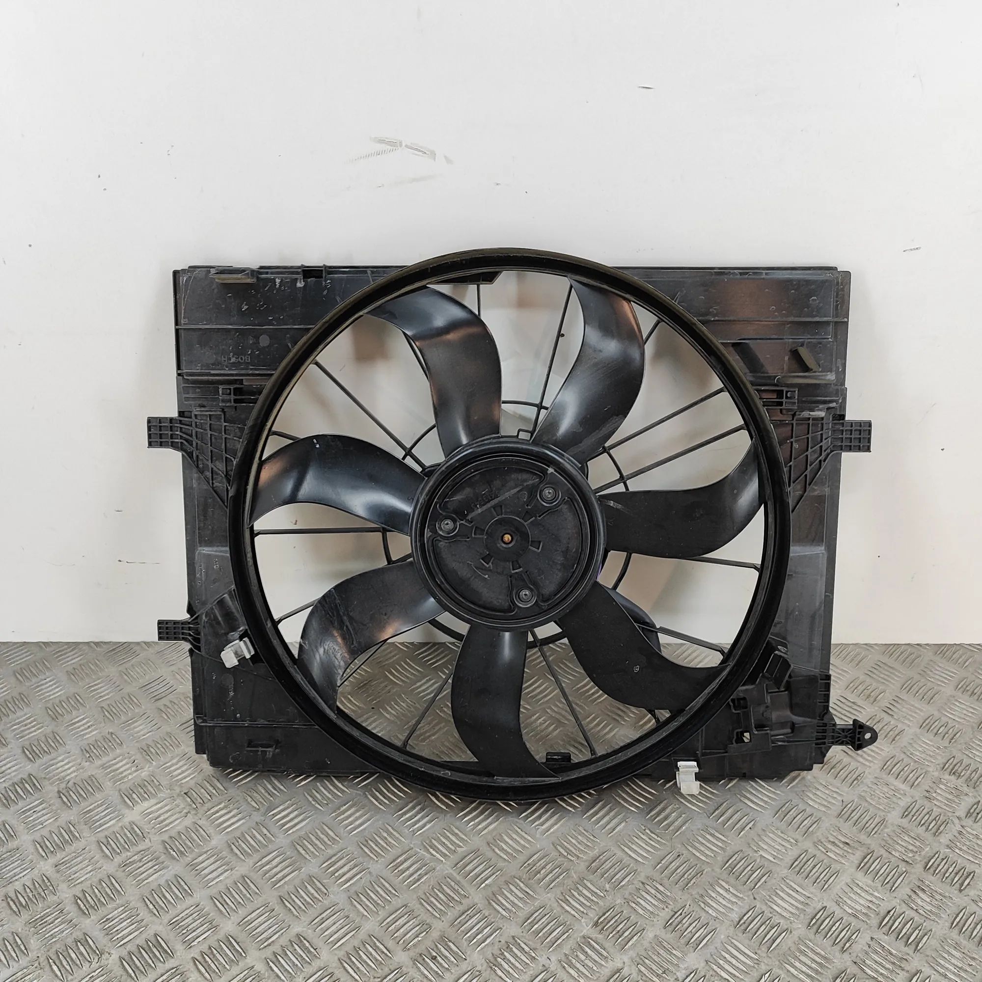 Mercedes-Benz Sprinter (W907 / W910)  Engine Cooling Fan Shroud 0130707484, A0999063902 Engine Cooling Fan Shro...