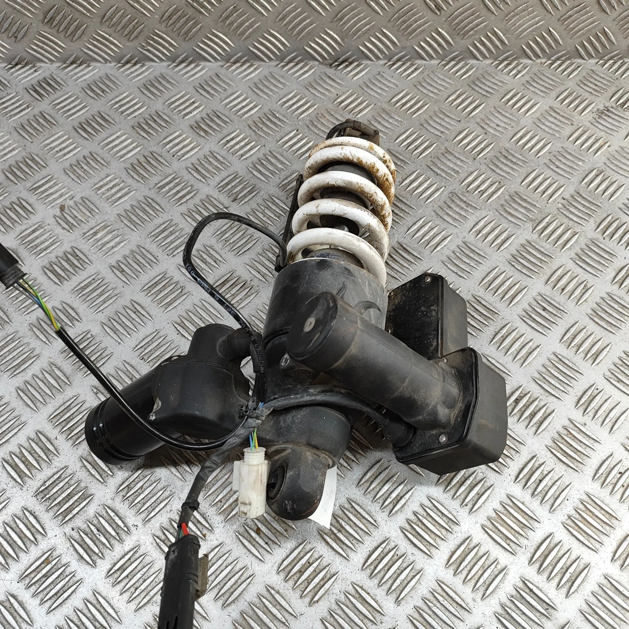 Rear shock absorber Brand/Model: BMW K
Year: 2016
Engine: 1290 cm3 ...