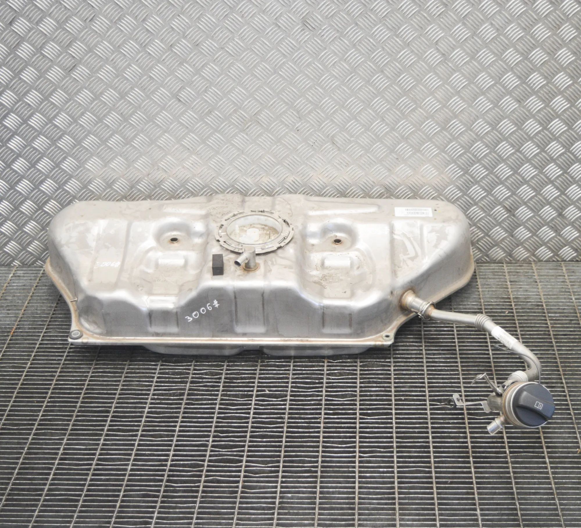 BMW i8 (l12, l15) fuel tank 7393746, 0580200523, 1000016974, 7339267 Fuel T...
