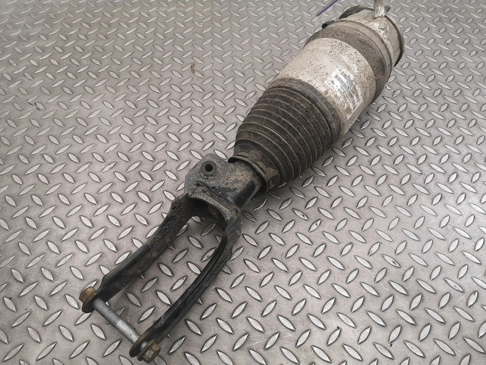 Porsche Cayenne Front Left Air Shock Absorber 7P5616039AH, 7P5616403AC Front Left Air Shock A...