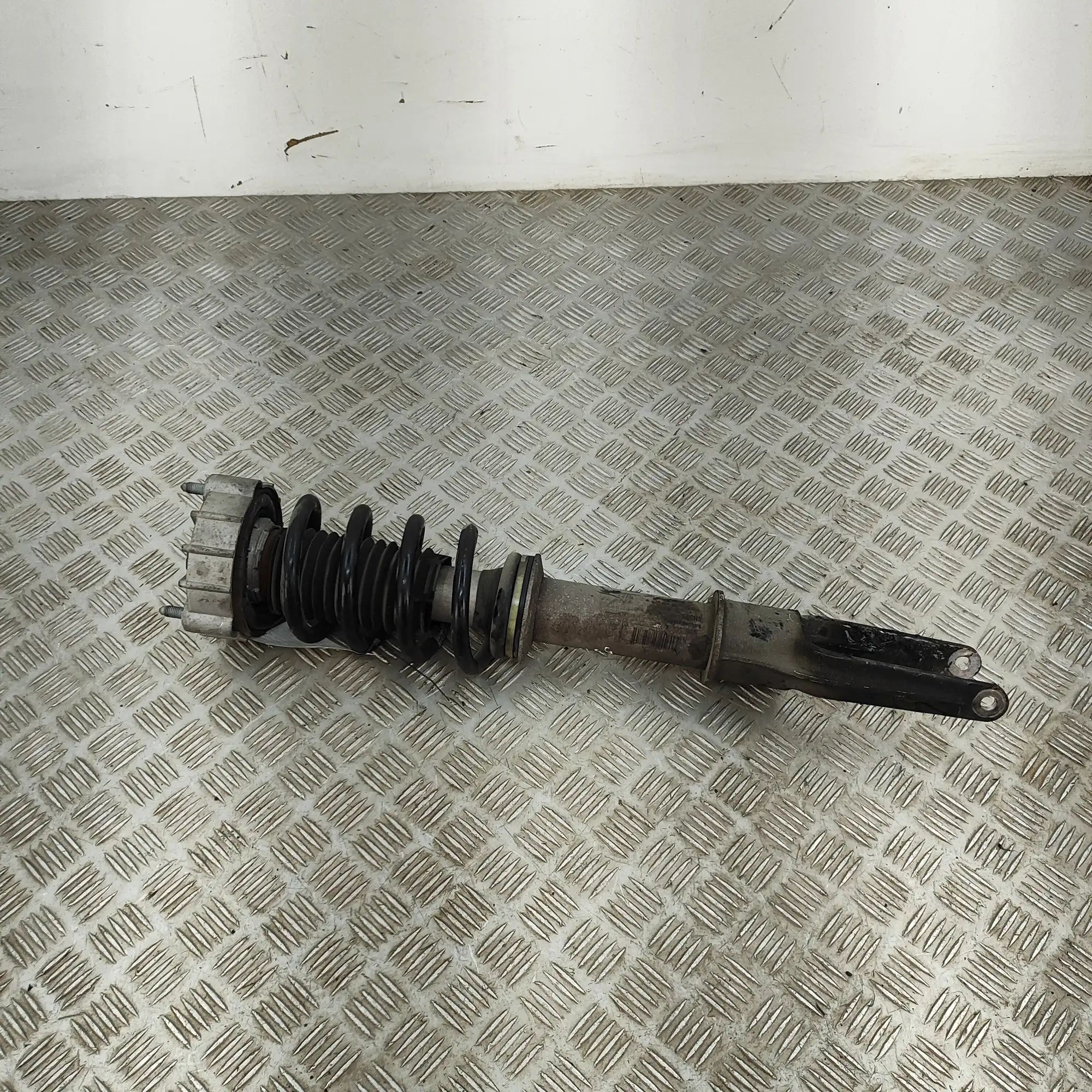 Porsche Panamera Front Right Shock Absorber 970343031 Front Right Shock Absorber PORSCHE PA...