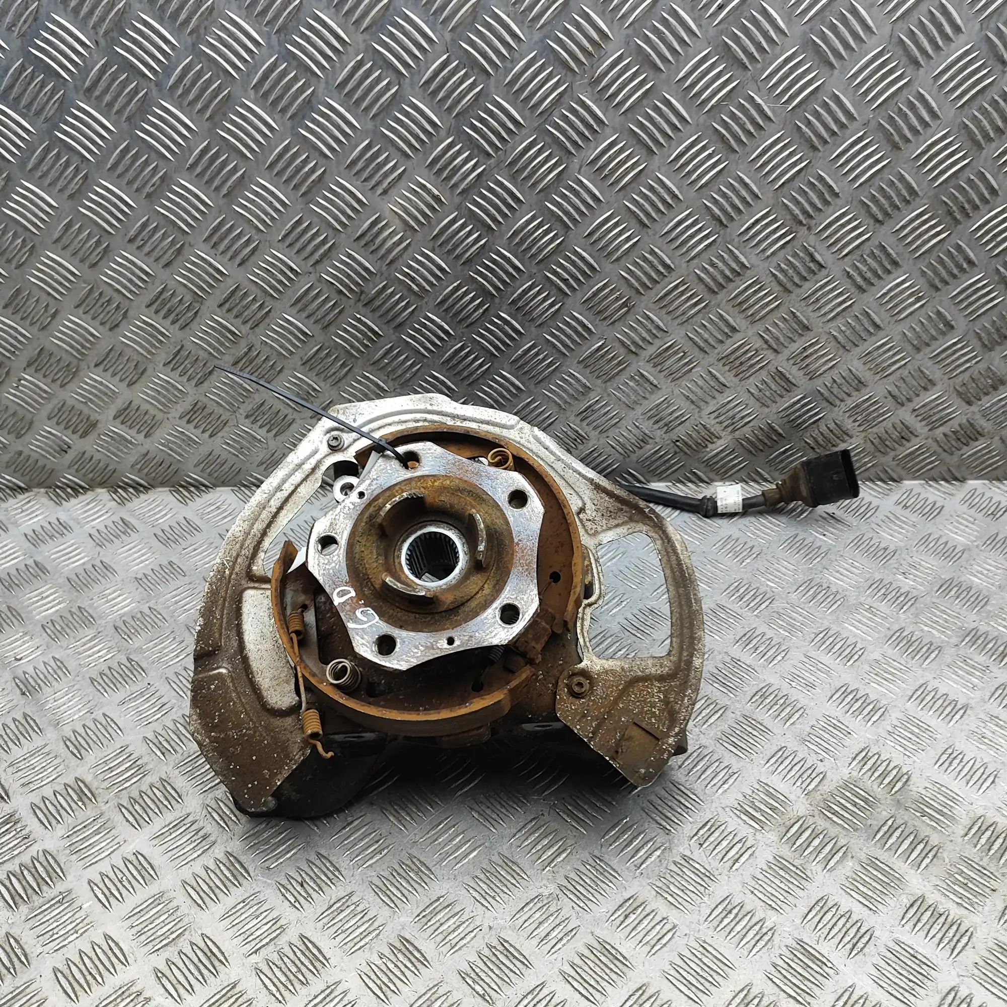 Porsche Panamera Rear Right Wheel Hub 971407615B, 971971286A, 971505436F Rear Right W...