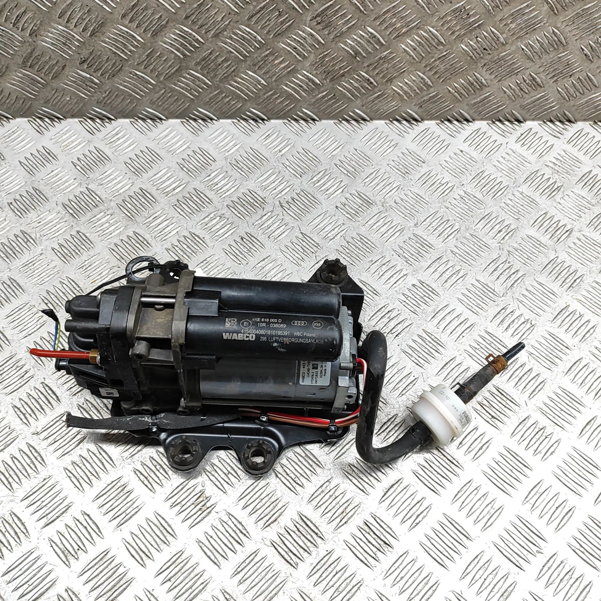 Audi e-tron Air Suspension Compressor 4430203051, 4KE616005D Air Suspension Compresso...