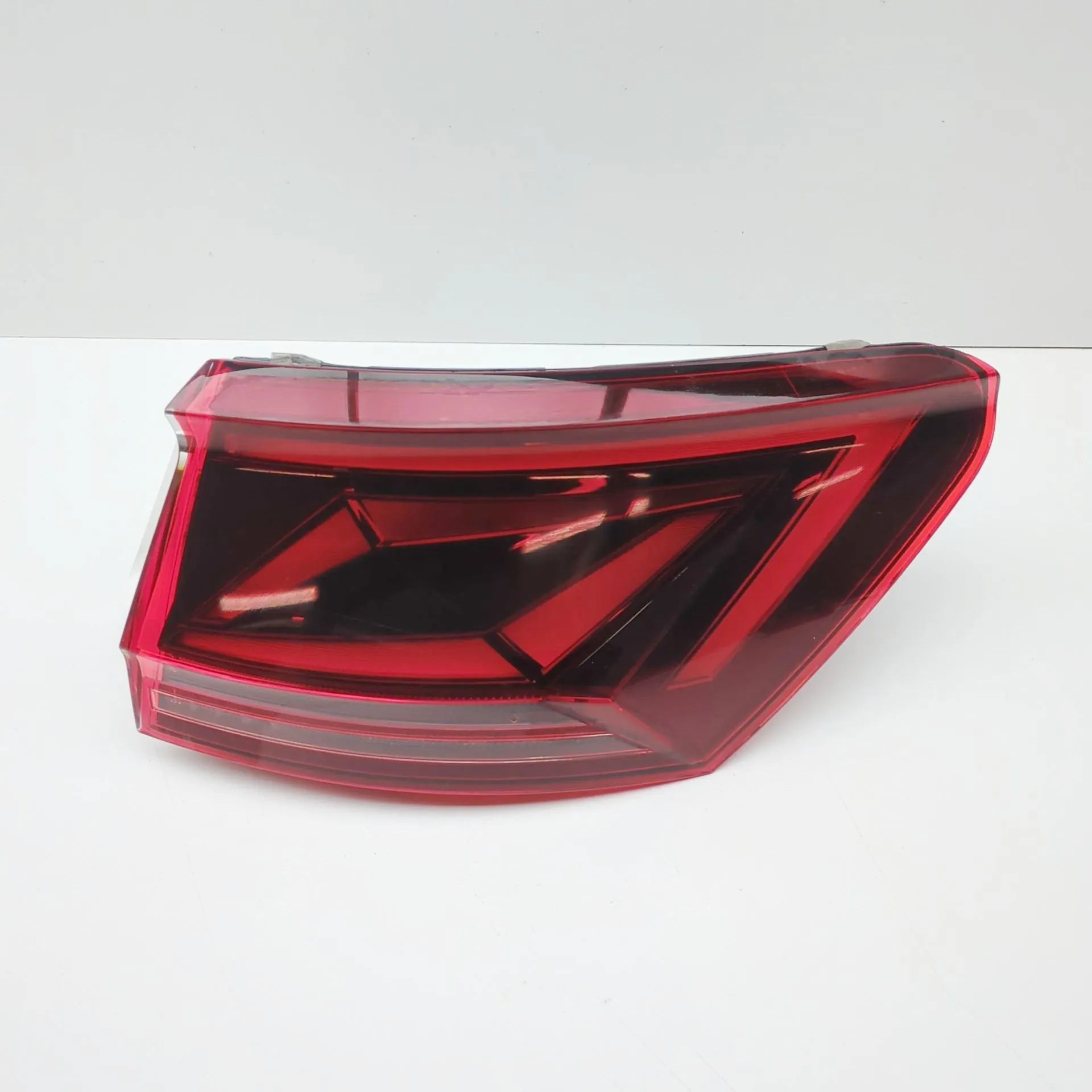 Volkswagen Touareg Rear Right Tail Light 760945208D Rear Right Tail Light VW TOUAREG (CR...