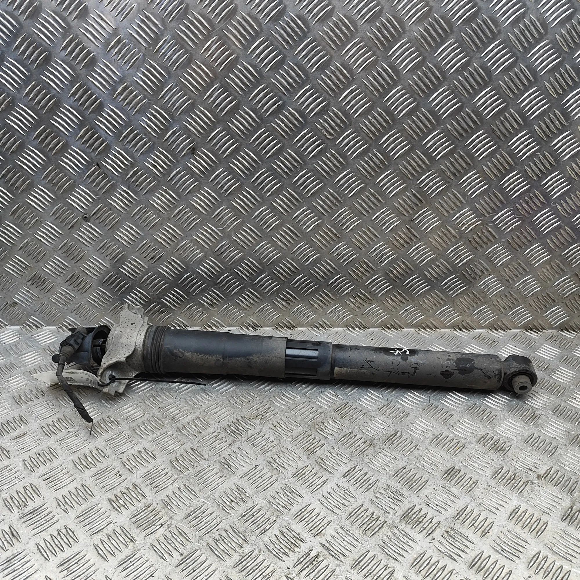 Volkswagen Touareg Rear Left Shock Absorber 4M4616031AD Rear Left Shock Absorber VW TOUAREG...