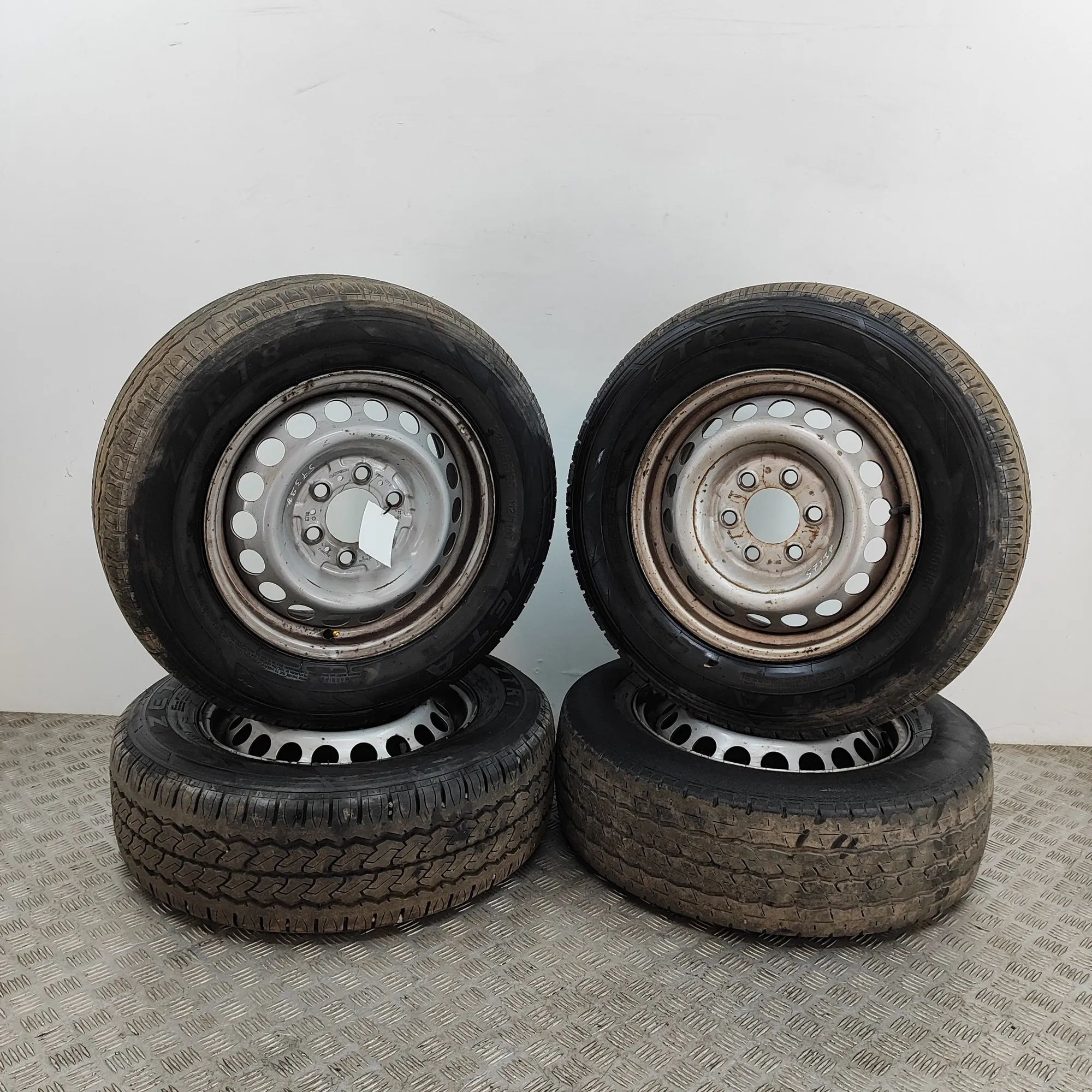 Mercedes-Benz Sprinter (W907 / W910)  Alloy Wheel Set A0014014802 Alloy Wheel Set MERCEDES-BENZ SPRIN...