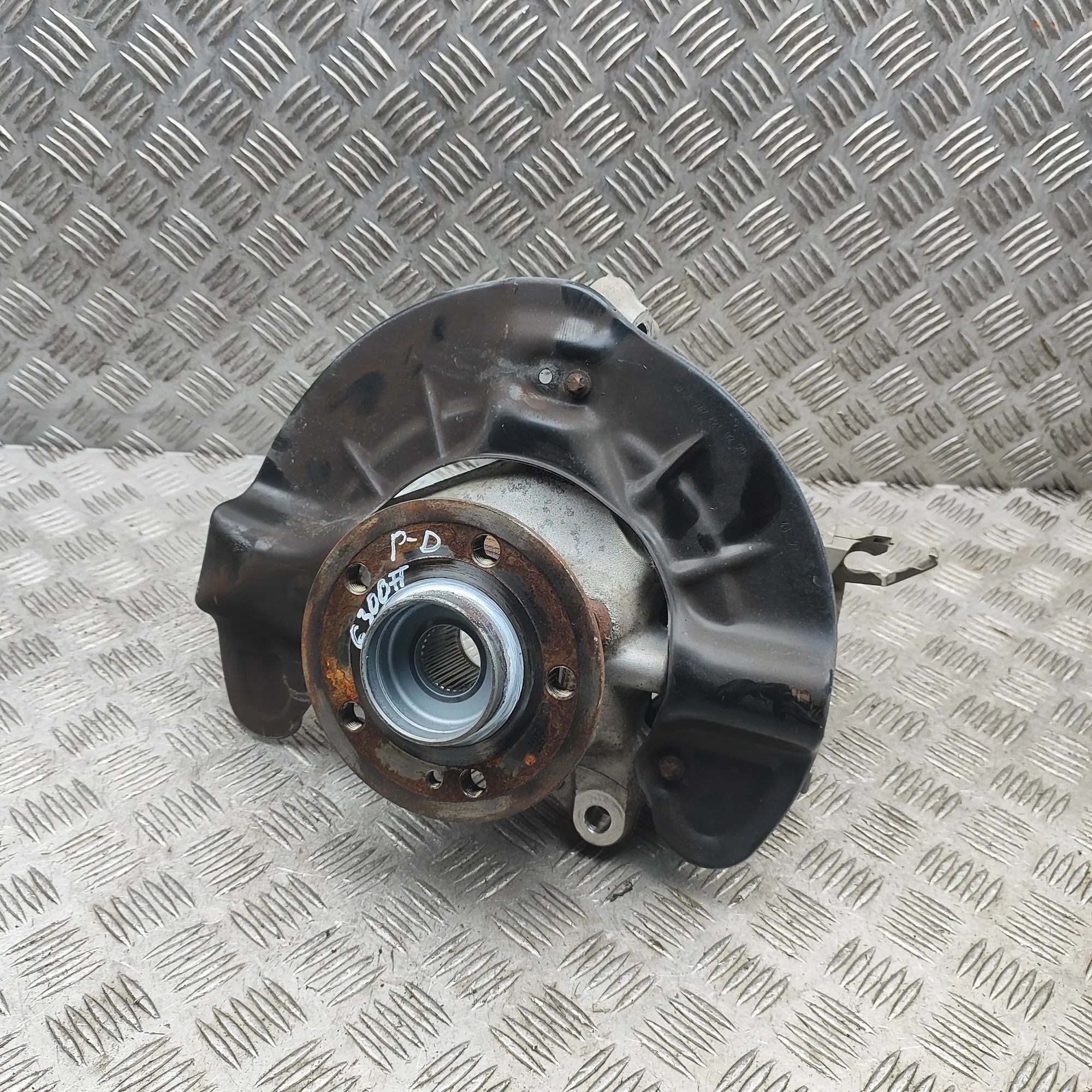Mercedes-Benz GLA / EQA (H247) Front Right Wheel Hub A2053340400, A0004213402, A2473320200 Front Rig...