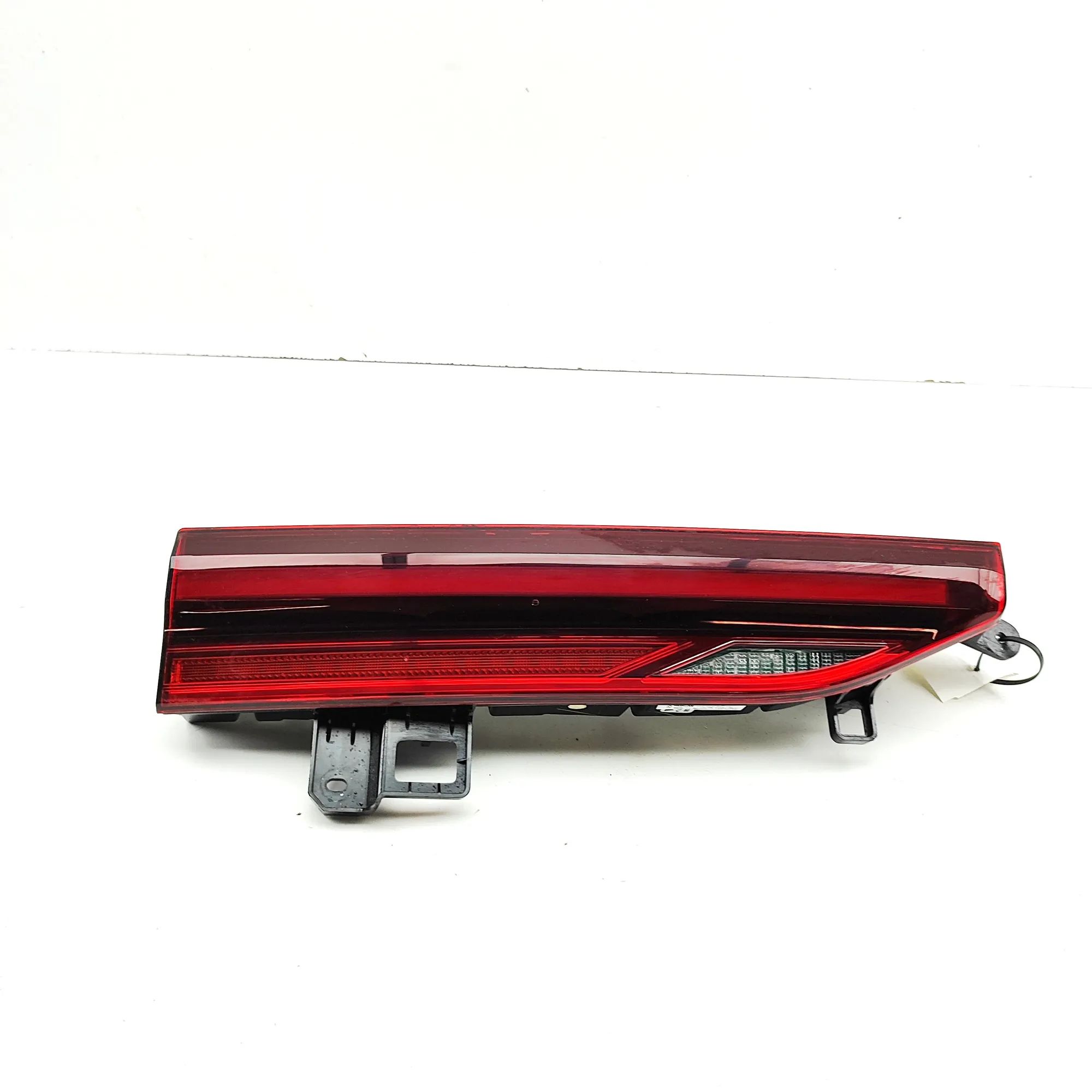 BMW X6 (G06) Left Side Tailgate Tail Light 7421117 Left Side Tailgate Tail Light BMW X6G06...