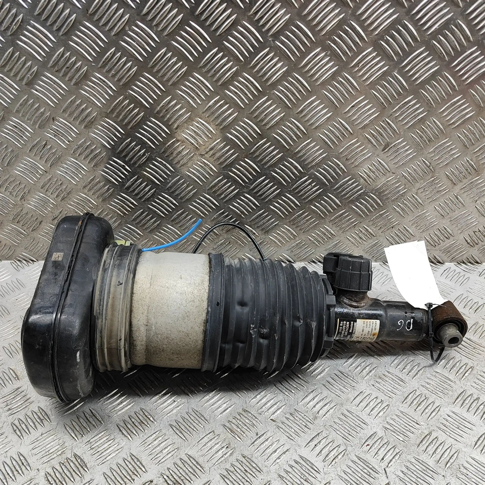 BMW X5 (G05) Rear Right Air Shock Absorber 6869047 Rear Right Air Shock Absorber BMW X5 (G...
