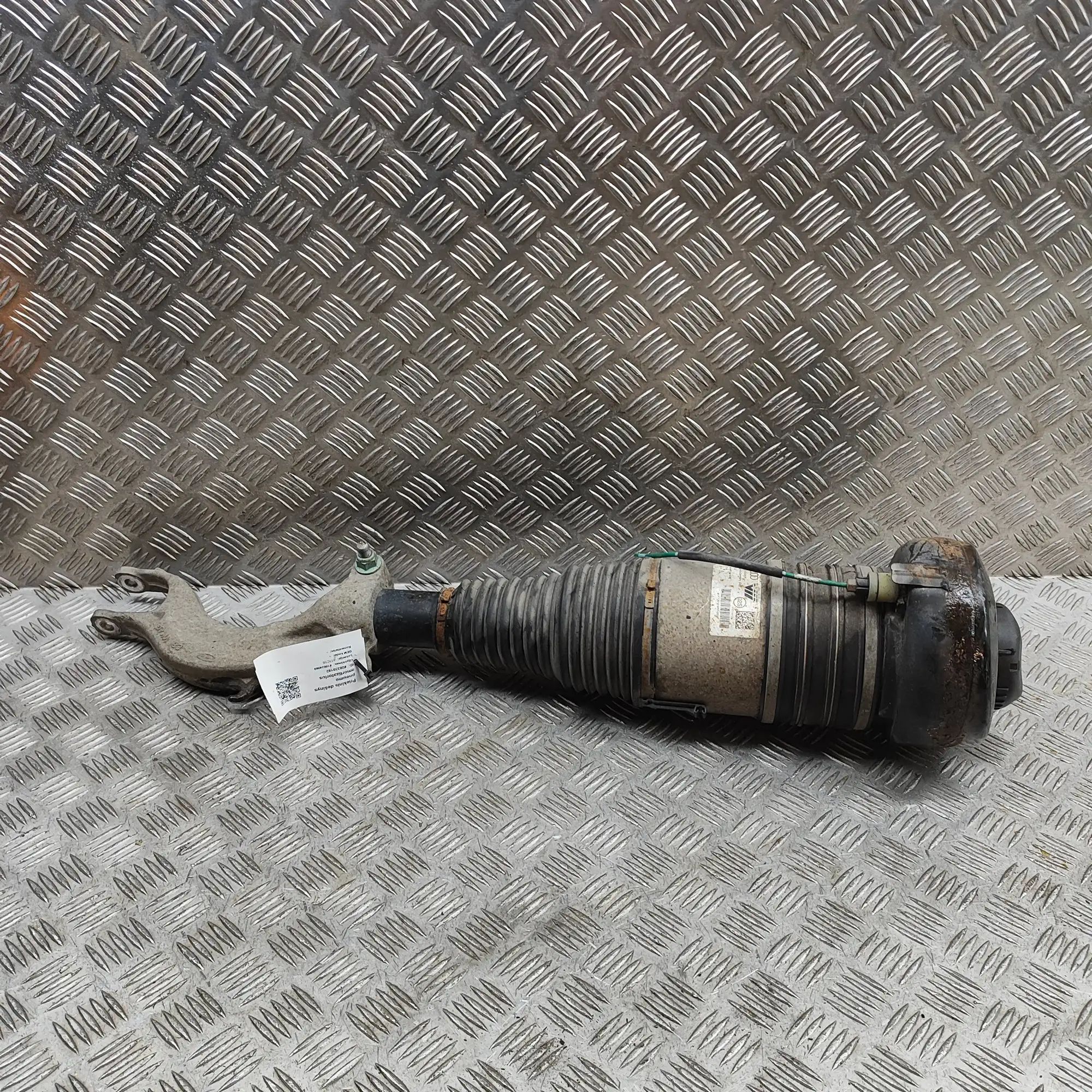 Audi e-tron Front Right Air Shock Absorber 4M0413038, 4KE616039E Front Right Air Shock Abs...