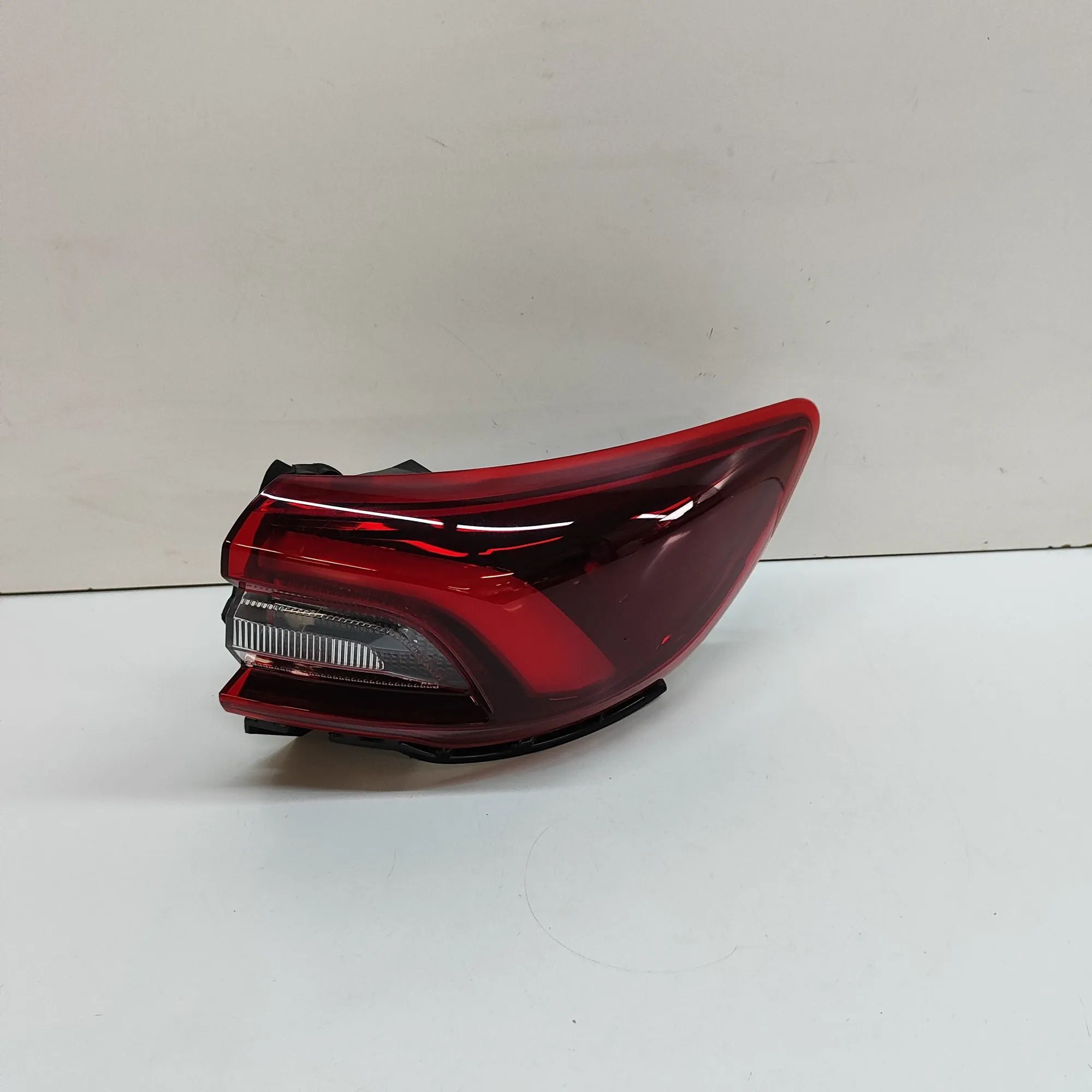 Ford Kuga Rear Right Tail Light PV4B-13404-AE Rear Right Tail Light FORD KUGA (...