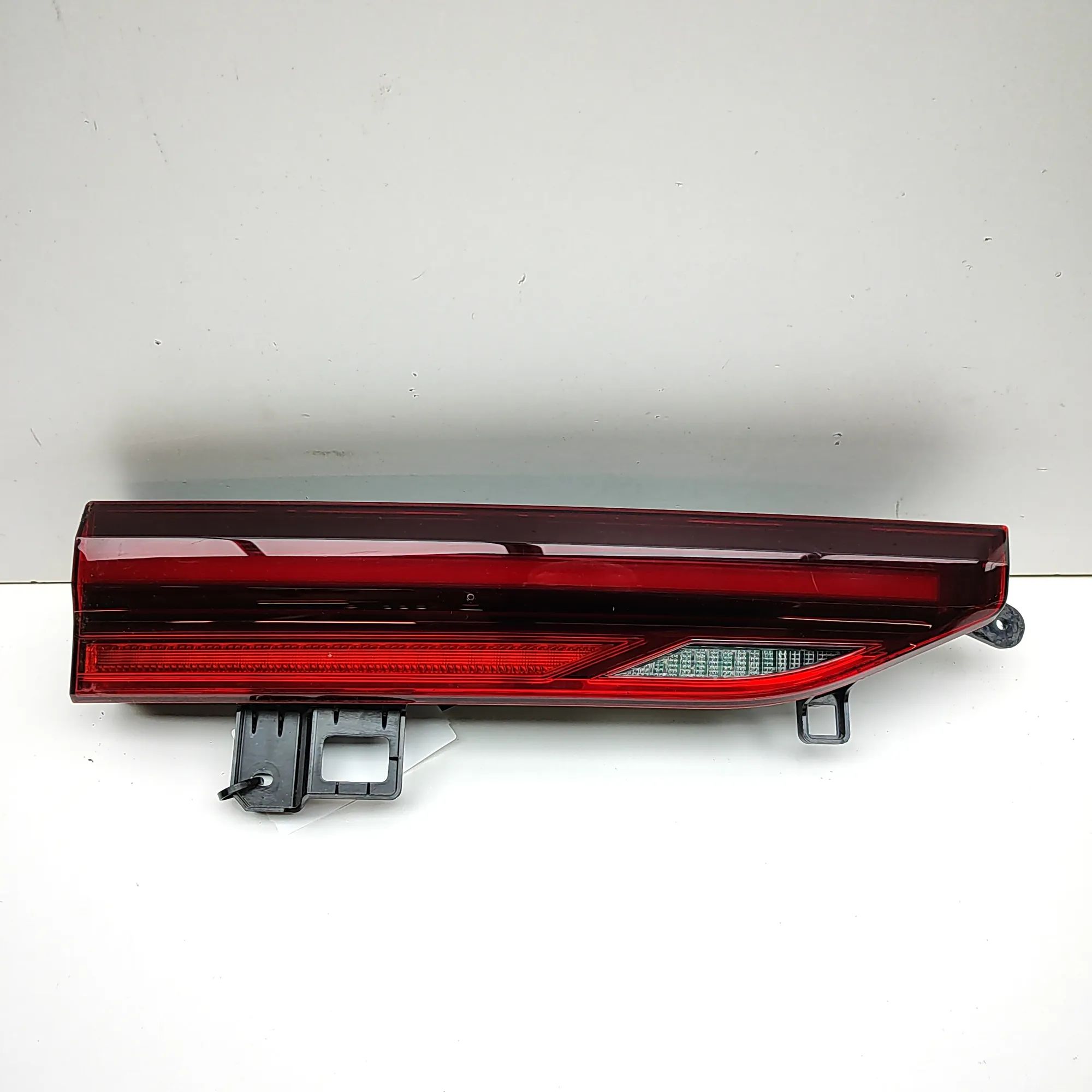 BMW X6 (G06) Left Side Tailgate Tail Light 7421117 Left Side Tailgate Tail Light BMW X6G06...