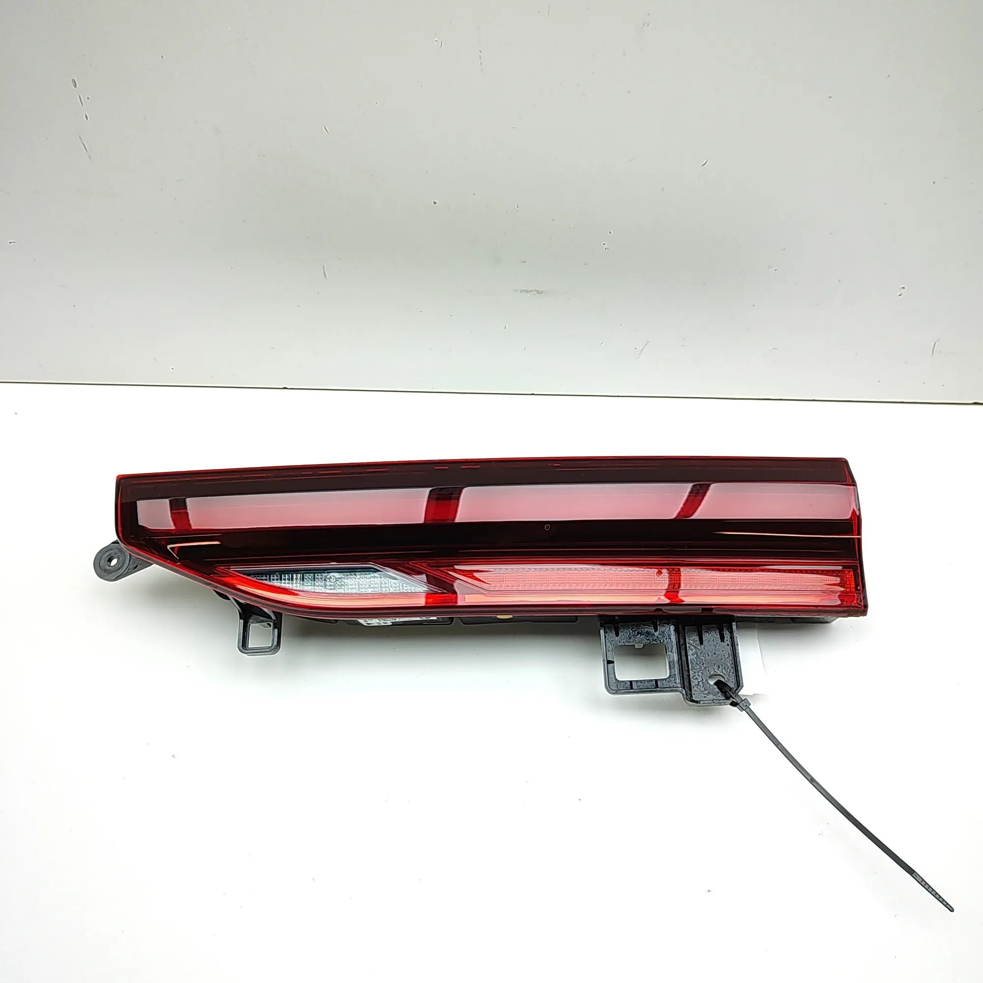 BMW X6 (G06) Right Side Tailgate Tail Light 7421118 Right Side Tailgate Tail Light BMW X6G0...