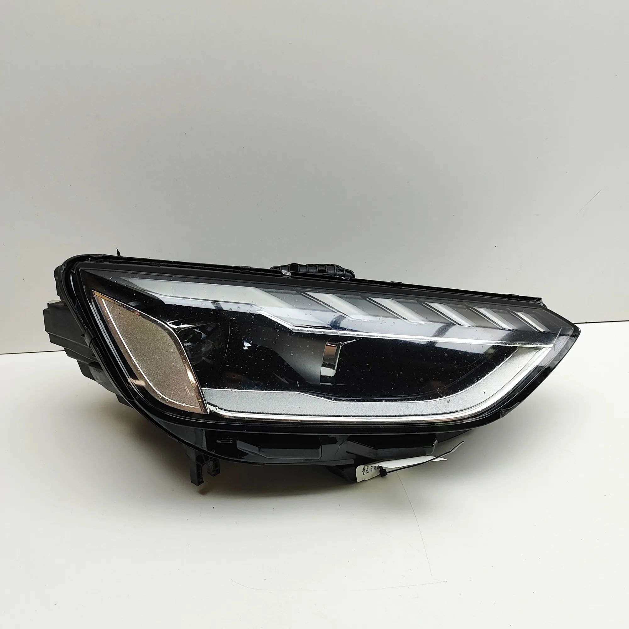Audi A4 (B9) Front Right Headlight 030111763400, 8W0941034E Front Right Headlight ...