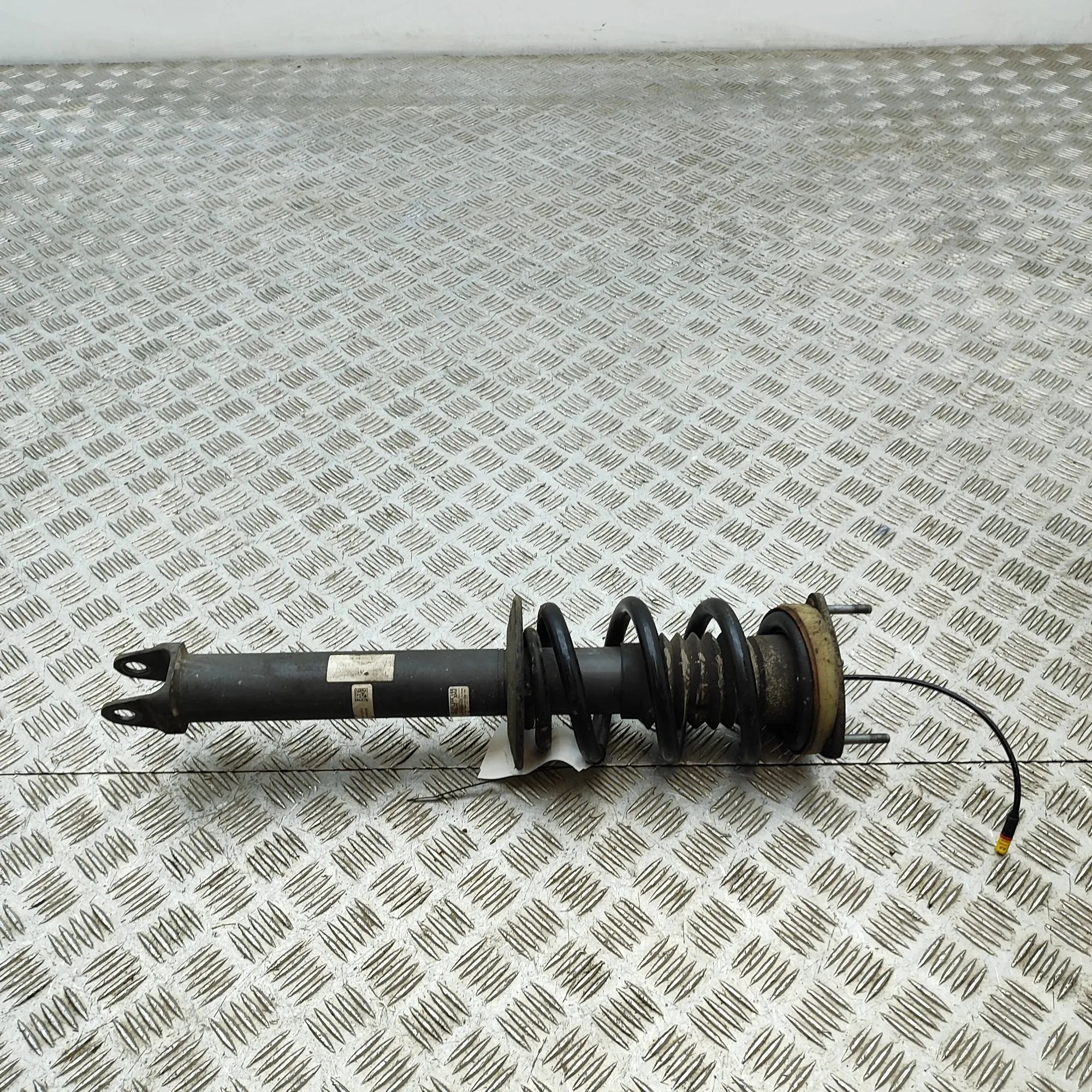 Porsche 911 (991) Rear Left Shock Absorber 99133305740 Rear Left Shock Absorber PORSCHE 91...