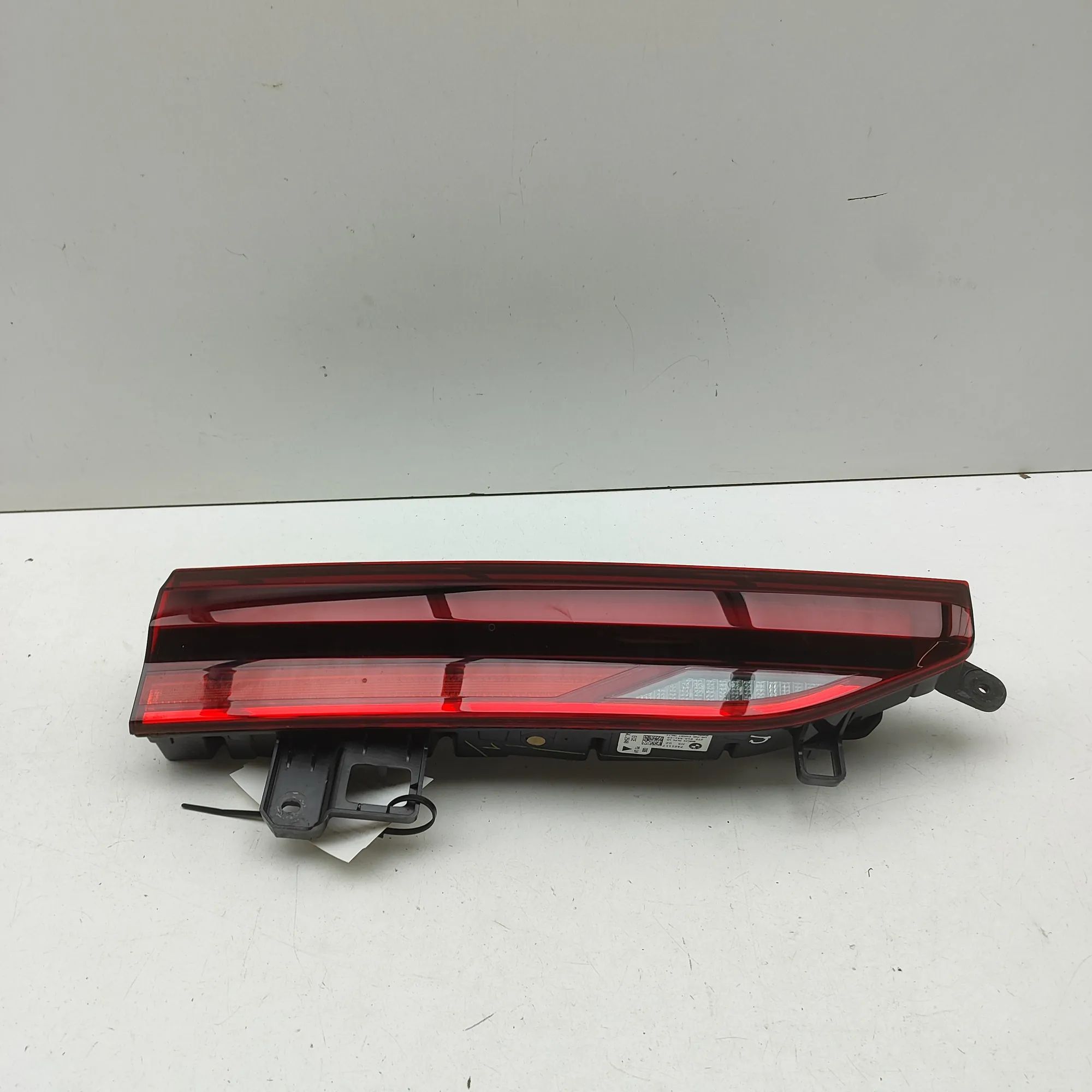 BMW X6 (G06) Left Side Tailgate Tail Light 7421117 Left Side Tailgate Tail Light BMW X6G06...