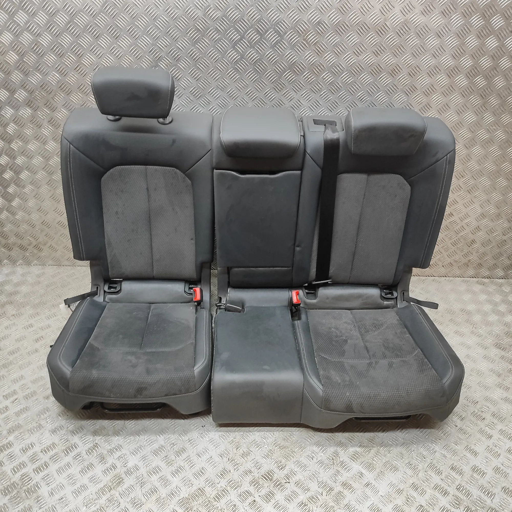 Audi Q3 (F3) Takapenkki 83A885032E, 83A885039E, 83A885031E, 83A885040E ...