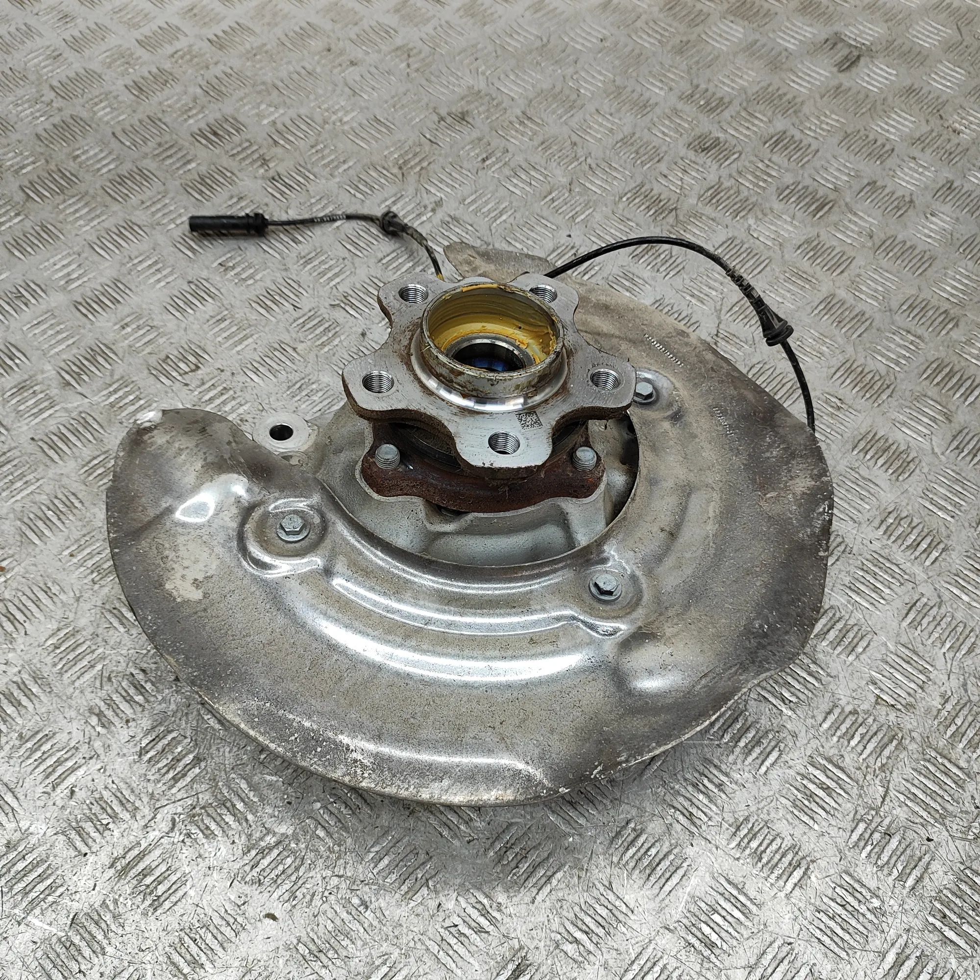 BMW X3 / iX3 (G01) Rear Left Wheel Hub Spindle 6886952, 6886949 Rear Left Wheel Hub Spindle BM...
