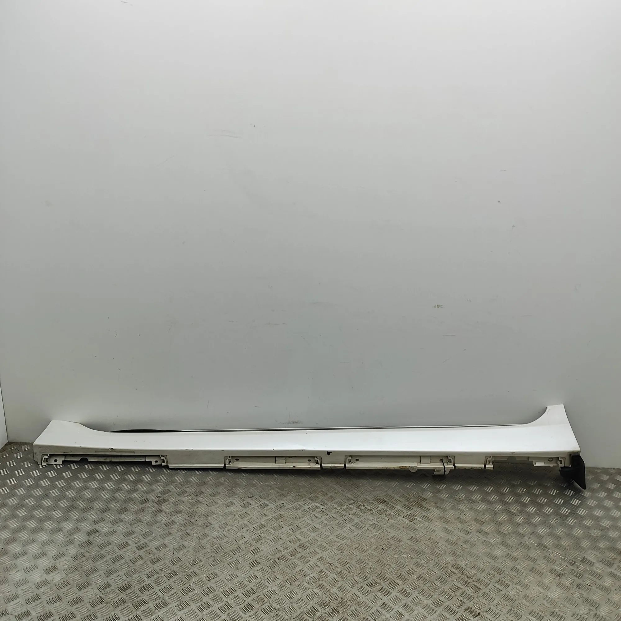 Lexus LS Left Side Plastic Sideskirt Cover