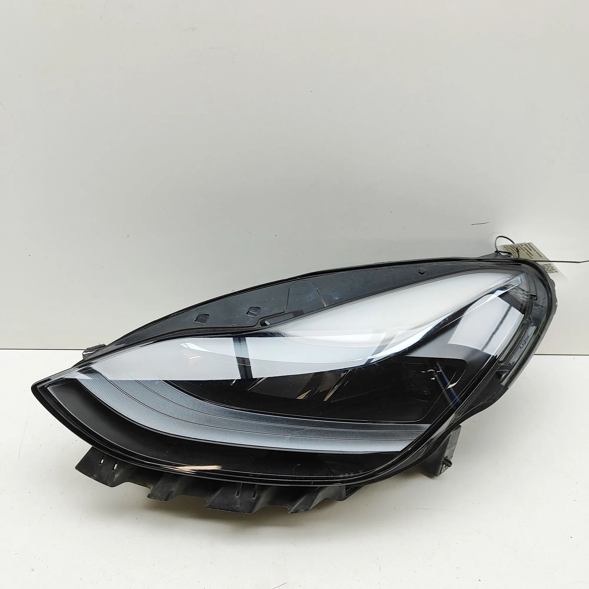Tesla Model Y Front Left Headlight 1514952-00-D Front Left Headlight TESLA MODEL Y...