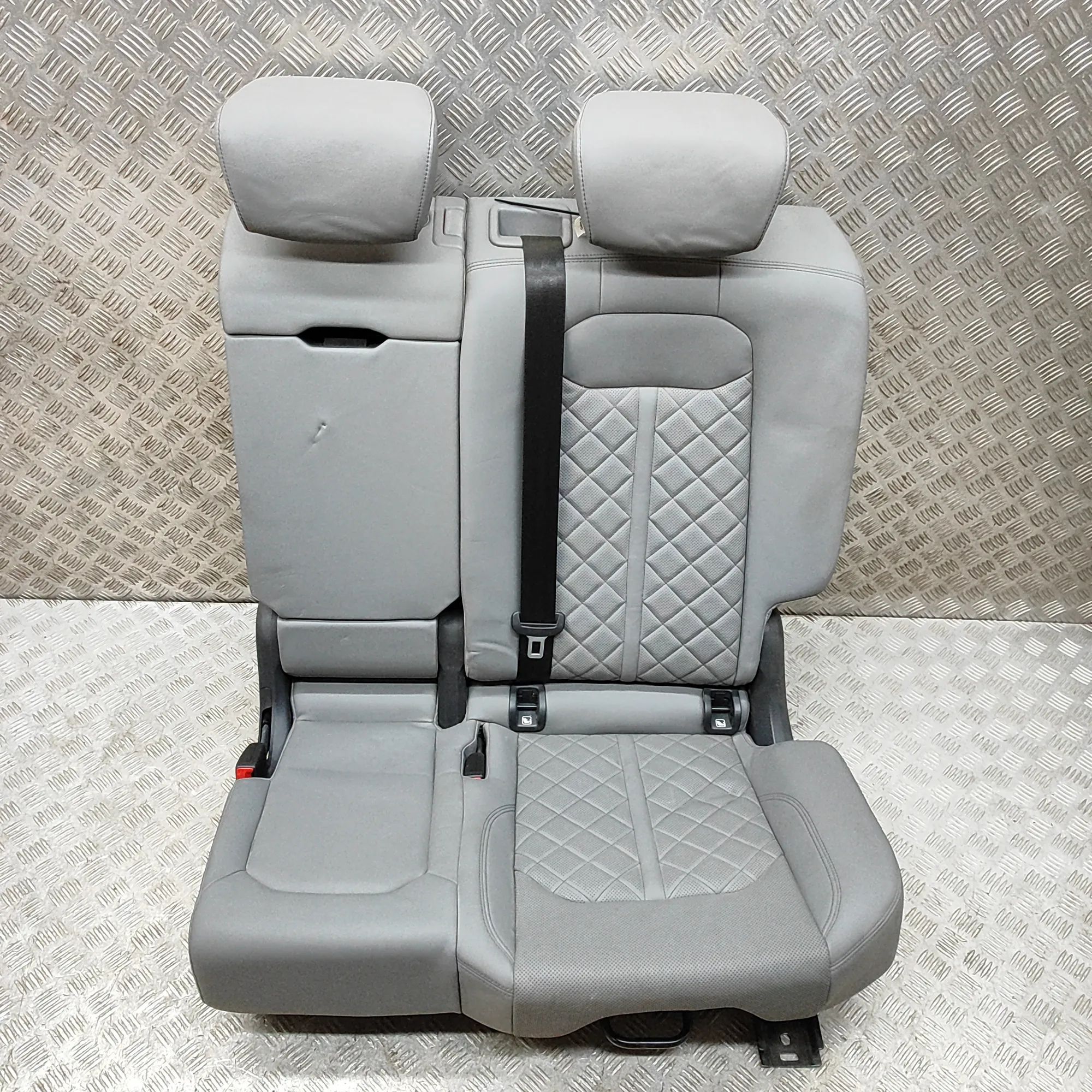 Audi Q8 Takapenkki 4M8885815C, 4M6883107A Rear Seat AUDI Q8 (4MN) ...
