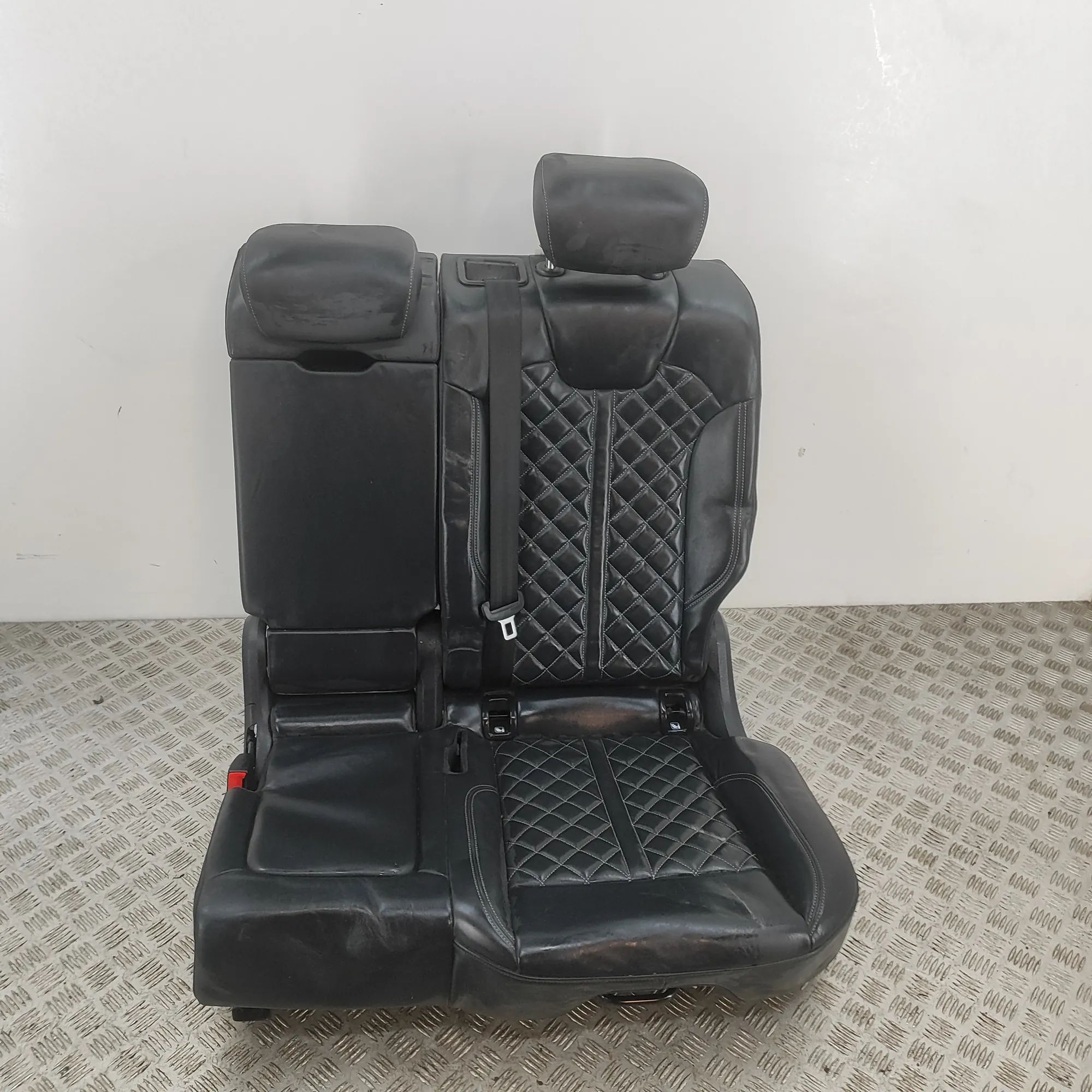 Audi Q5 (FY) Takapenkki 8E0885828P, 8R0885778, 8R0885375D, 8R0885104M, ...