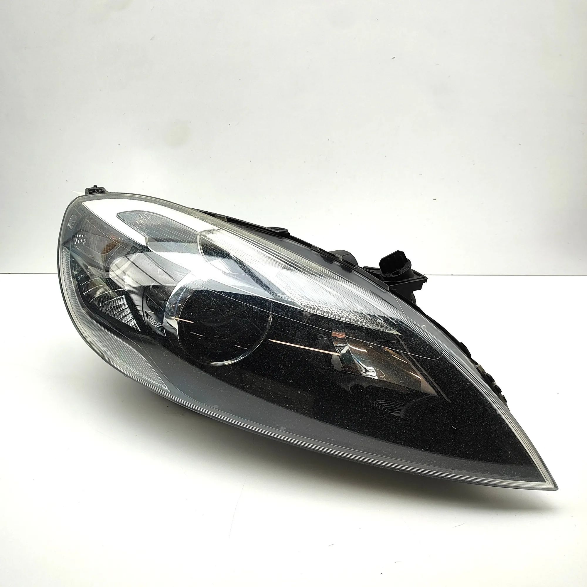 Volvo V40 Front Right Headlight 7226115099, 31420010 Front Right Headlight VOLV...