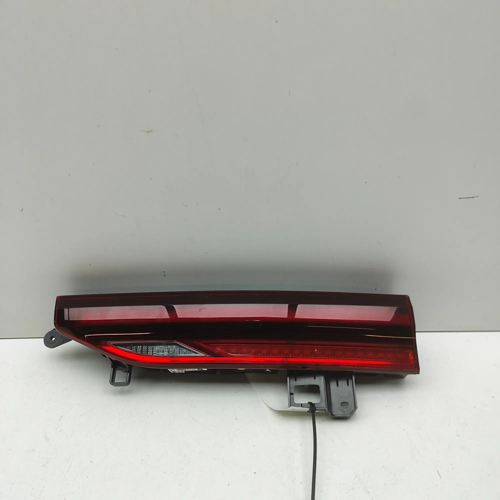 BMW X6 (G06) Right Side Tailgate Tail Light 7421118 Right Side Tailgate Tail Light BMW X6G0...