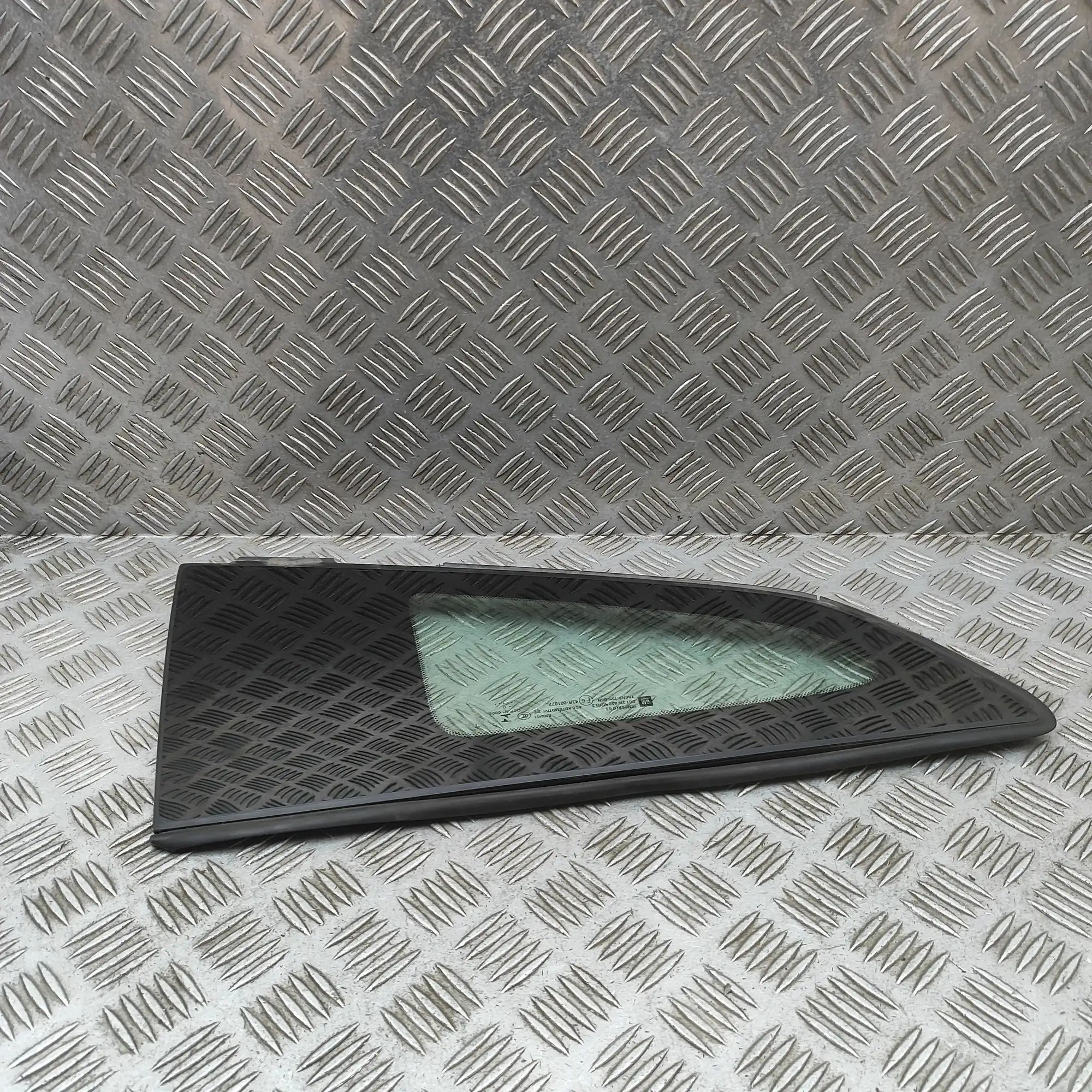 Chevrolet Corvette (C7) Rear Right Quarter Window 84250099 Rear Right Quarter Window CHEVROLET CO...