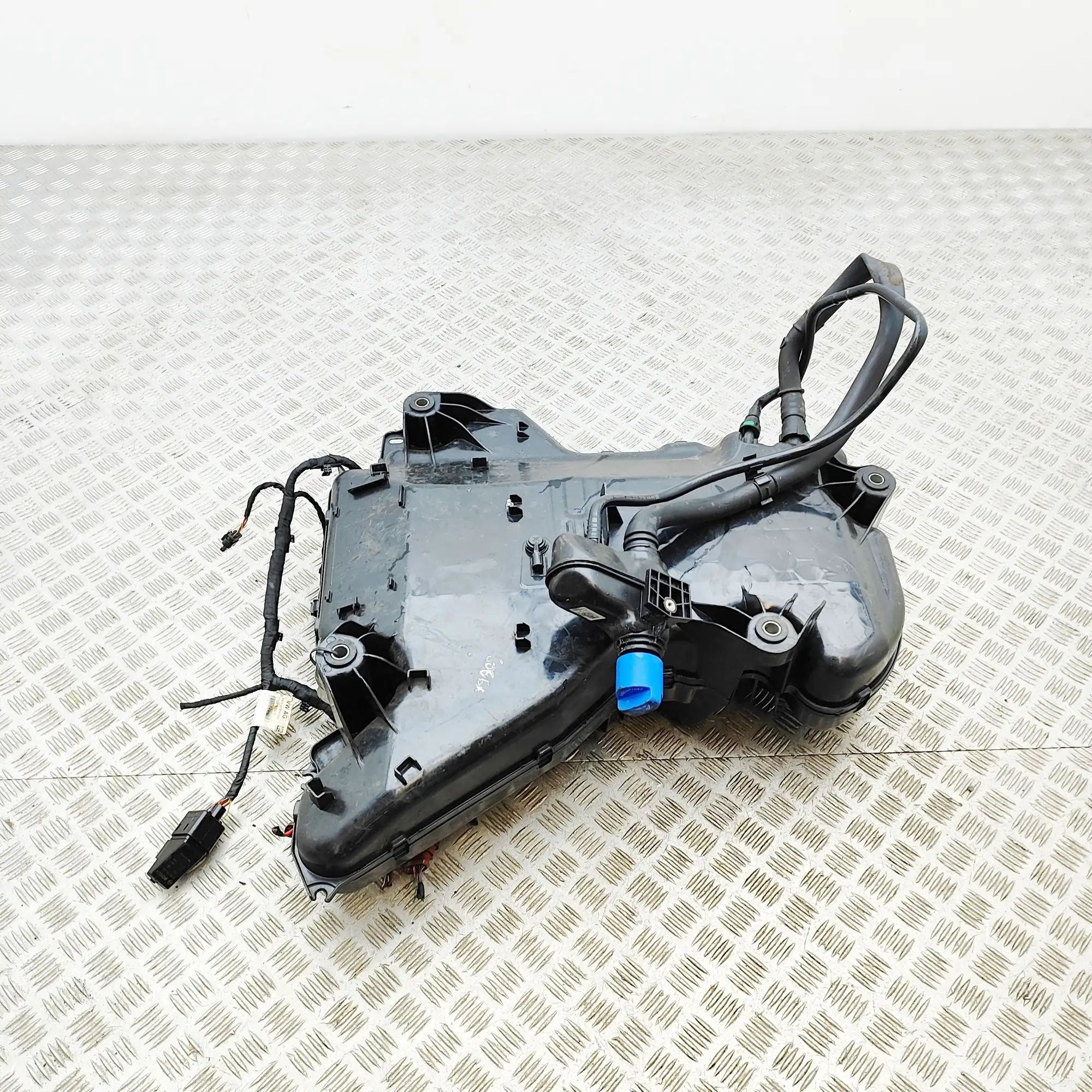 Volkswagen Multivan (T7) Adblue säiliö 5WA131969, 0444040051, 7T0131877 AdBlue Tank VW...