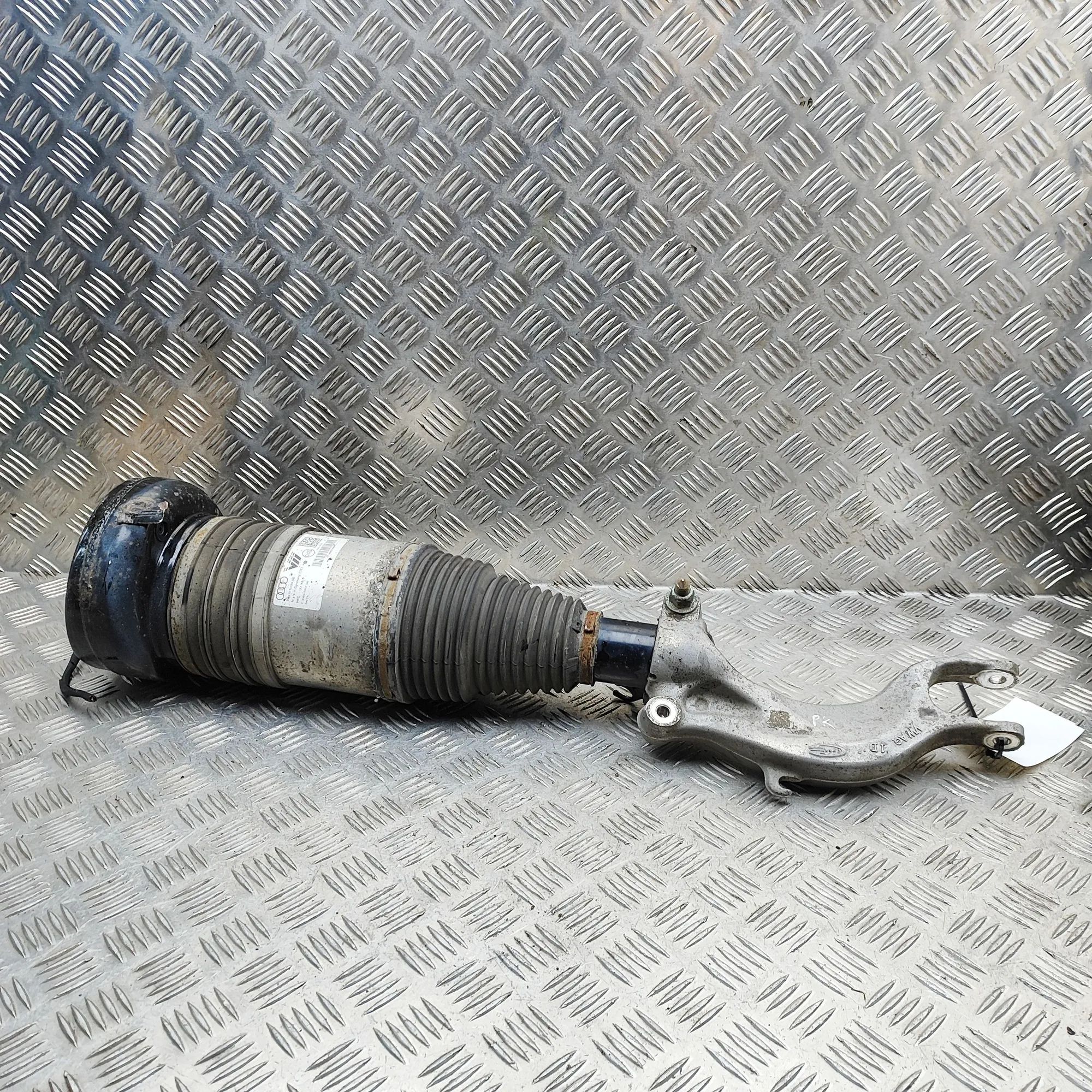 Audi Q7 (4M) Front Left Air Shock Absorber 4M0413037F, 4M0616039AE Front Left Air Shock Ab...