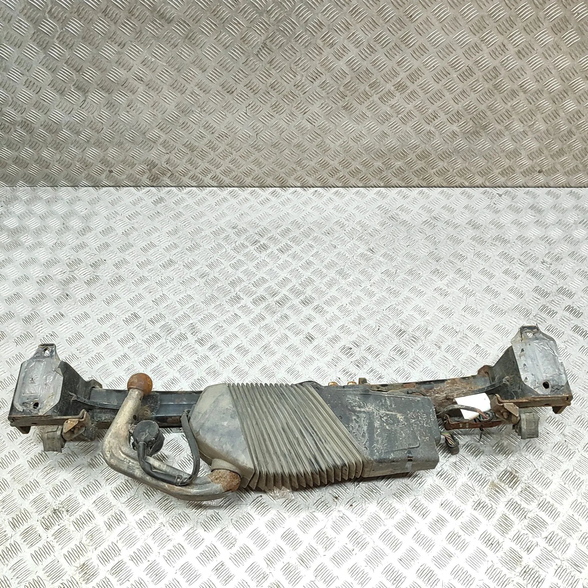 BMW 5 (F10 / F11) Towbar Kit 6856980, 6795717 Towbar Kit BMW 5 SERIES (Touri...